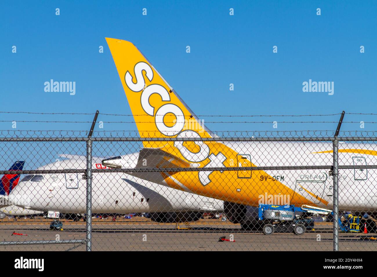 Victorville, CA, USA – 22. Dezember 2020: Das Heck eines Scoot-Verkehrsflugzeugs, das hinter einem eingezäunten Gelände am Southern California Logistics Airport in Vic abgestellt wurde Stockfoto