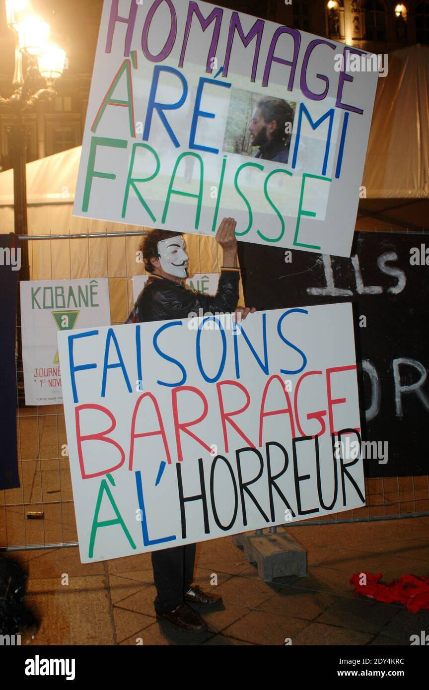 Hooded Demonstranten veranstalten am 29. Oktober 2014 eine Kundgebung in Paris, Frankreich, in Erinnerung an Remi Fraisse, einen 21 Jahre alten Demonstranten, der am 25. Oktober 2014 nach einer Kundgebung gegen den Sivens-Staudamm in der südlichen Stadt Lisle-sur-Tarn tot aufgefunden wurde. Foto von Alain Apaydin/ABACAPRESS.COM Stockfoto