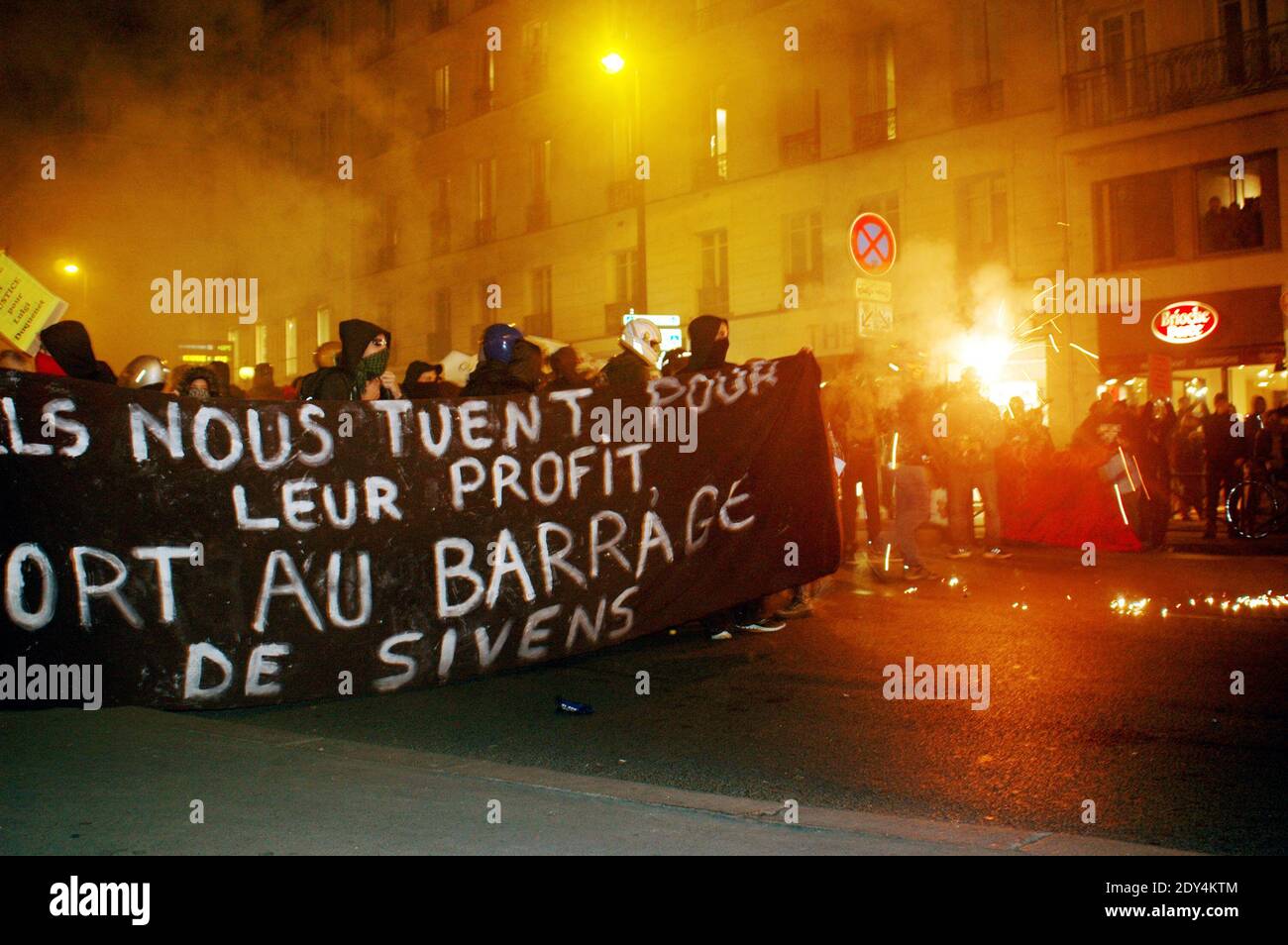 Hooded Demonstranten veranstalten am 29. Oktober 2014 eine Kundgebung in Paris, Frankreich, in Erinnerung an Remi Fraisse, einen 21 Jahre alten Demonstranten, der am 25. Oktober 2014 nach einer Kundgebung gegen den Sivens-Staudamm in der südlichen Stadt Lisle-sur-Tarn tot aufgefunden wurde. Foto von Alain Apaydin/ABACAPRESS.COM Stockfoto