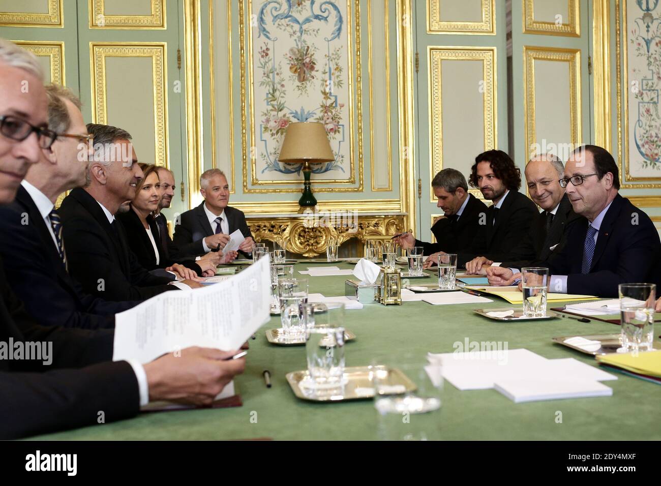 Der französische Präsident Francois Hollande wird am 30. Oktober 2014 von dem Minister für auswärtige Angelegenheiten und internationale Entwicklung Laurent Fabius bei Gesprächen mit dem Schweizer Präsidenten Didier Burkhalter im Elysée-Palast in Paris, Frankreich, flankiert. Foto von Stephane Lemouton/ABACAPRESS.COM Stockfoto