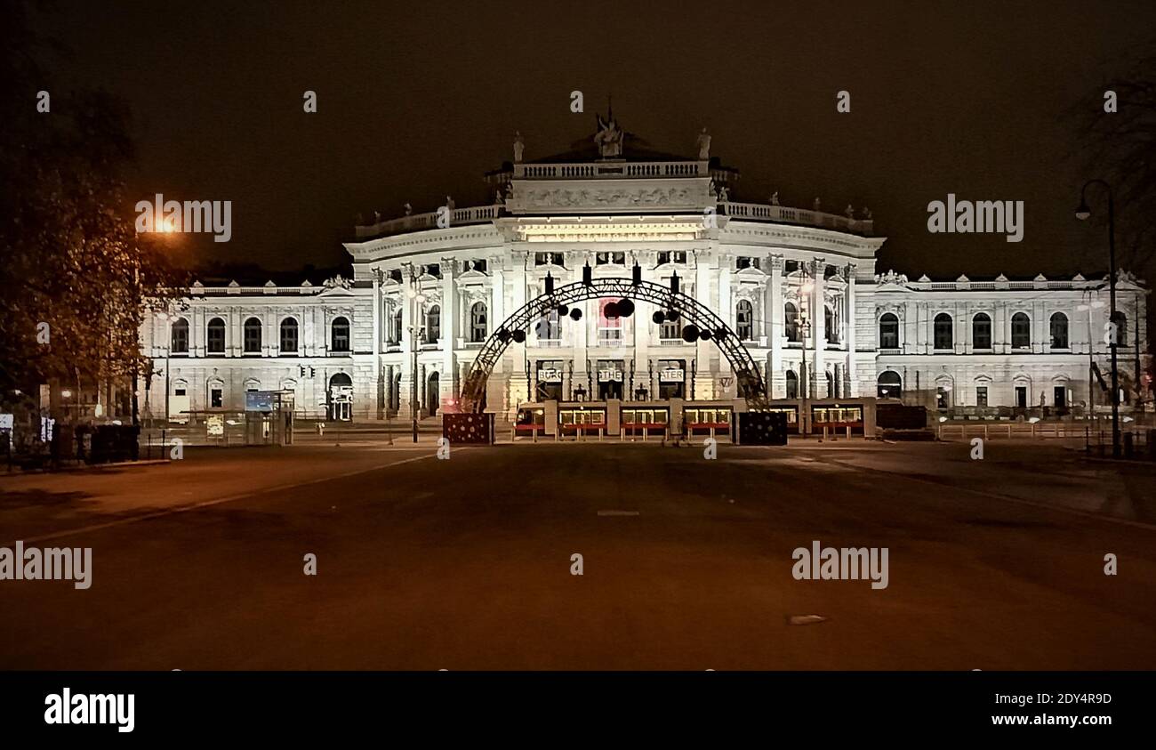 Nachtansicht des Hofburg Theaters. Wien, Österreich. Dezember 06, 2020. Stockfoto