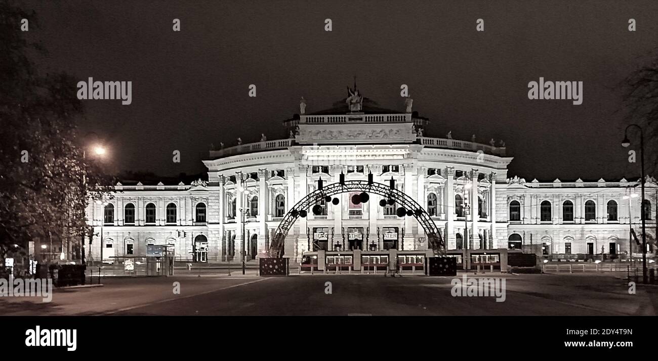 Nachtansicht des Hofburg Theaters. Wien, Österreich. Dezember 06, 2020. Stockfoto