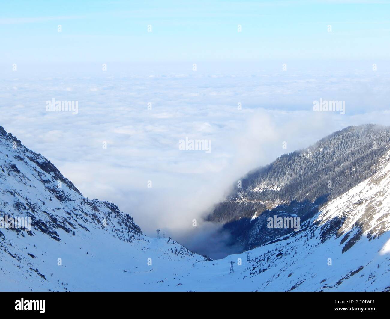 Malerische Aussicht auf schneebedeckte Berge gegen Himmel Stockfoto