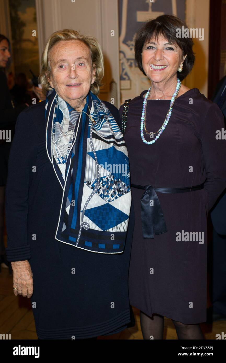 Bernadette Chirac und Martine Dassault bei der Ausstellungseröffnung und dem Empfang der Gesellschaft Societe Baudelaire lernten den Vorsitzenden der Gesellschaft ISEE St. John Knowles und den Geschäftsführer der GIMD Laurent Dassault, um das hundertjährige Jubiläum des französischen Generals Pierre Guillain de Benouville in der Grande Chancellerie de la Legion dHonneur in Paris zu feiern, Frankreich am 5. November 2014. Foto von Thierry Orban/ABACAPRESS.COM Stockfoto