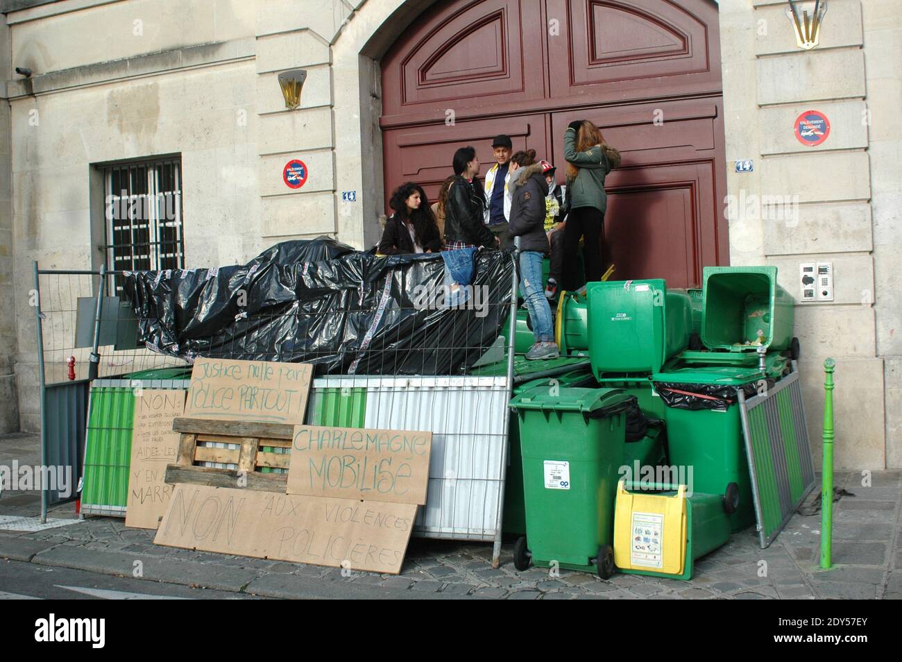 Schüler von Lycee Charlemagne blockierten die Schule in Paris. Die Gymnasiasten nehmen an einer Demonstration Teil und blockieren die Schulen in Paris, Frankreich, am 7. November 2014, in einer Hommage an Remi Fraisse, Eine 21-jährige Umweltaktivistin, die in den frühen Morgenstunden des 26. Oktober bei Zusammenstößen zwischen Sicherheitskräften und Demonstranten des Sivens-Staudammprojekts in Südfrankreich starb. Nach Angaben der Polizei sind 29 Einrichtungen blockiert, 15 völlig und 14 teilweise, 25 Einrichtungen wurden gegen 10 Uhr blockiert, darunter sechs völlig, keine Degradation und keine Gewalt gezählt. Foto von Ala Stockfoto