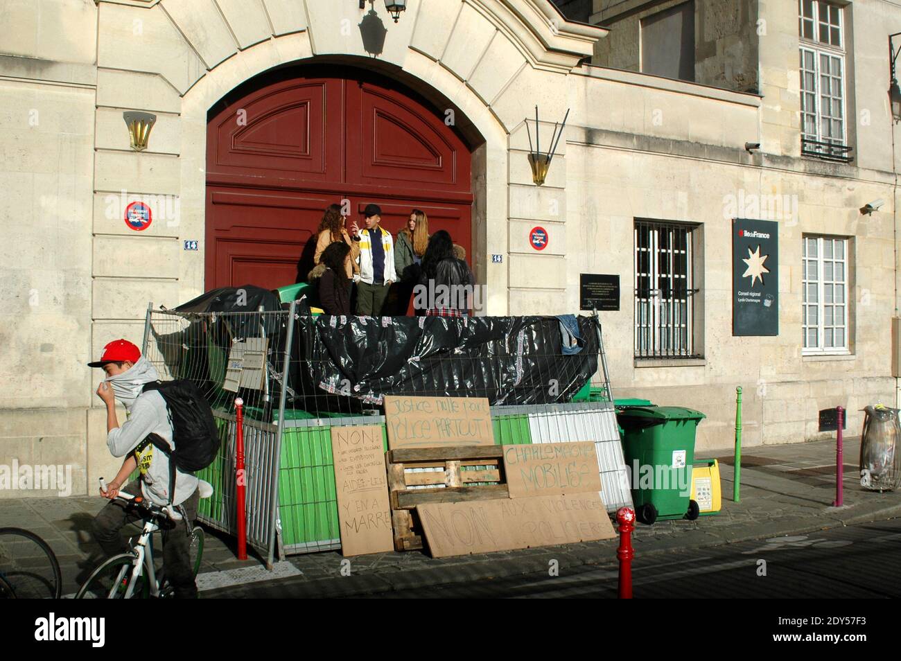 Schüler von Lycee Charlemagne blockierten die Schule in Paris. Die Gymnasiasten nehmen an einer Demonstration Teil und blockieren die Schulen in Paris, Frankreich, am 7. November 2014, in einer Hommage an Remi Fraisse, Eine 21-jährige Umweltaktivistin, die in den frühen Morgenstunden des 26. Oktober bei Zusammenstößen zwischen Sicherheitskräften und Demonstranten des Sivens-Staudammprojekts in Südfrankreich starb. Nach Angaben der Polizei sind 29 Einrichtungen blockiert, 15 völlig und 14 teilweise, 25 Einrichtungen wurden gegen 10 Uhr blockiert, darunter sechs völlig, keine Degradation und keine Gewalt gezählt. Foto von Ala Stockfoto