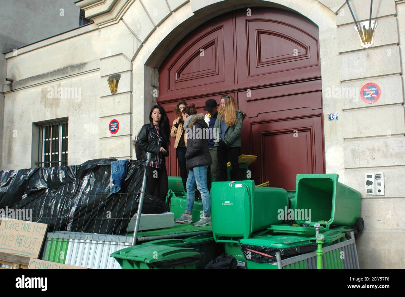 Schüler von Lycee Charlemagne blockierten die Schule in Paris. Die Gymnasiasten nehmen an einer Demonstration Teil und blockieren die Schulen in Paris, Frankreich, am 7. November 2014, in einer Hommage an Remi Fraisse, Eine 21-jährige Umweltaktivistin, die in den frühen Morgenstunden des 26. Oktober bei Zusammenstößen zwischen Sicherheitskräften und Demonstranten des Sivens-Staudammprojekts in Südfrankreich starb. Nach Angaben der Polizei sind 29 Einrichtungen blockiert, 15 völlig und 14 teilweise, 25 Einrichtungen wurden gegen 10 Uhr blockiert, darunter sechs völlig, keine Degradation und keine Gewalt gezählt. Foto von Ala Stockfoto