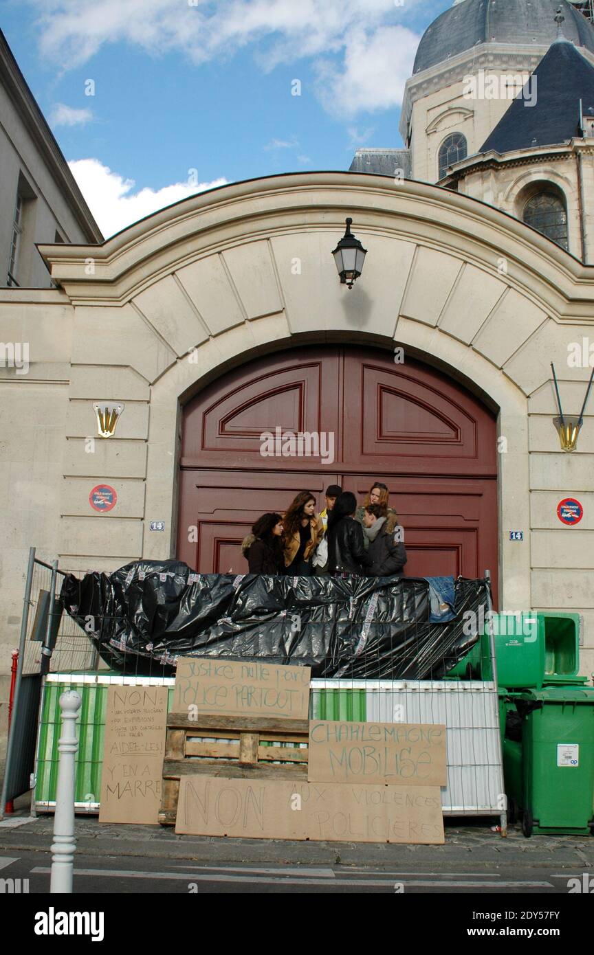 Schüler von Lycee Charlemagne blockierten die Schule in Paris. Die Gymnasiasten nehmen an einer Demonstration Teil und blockieren die Schulen in Paris, Frankreich, am 7. November 2014, in einer Hommage an Remi Fraisse, Eine 21-jährige Umweltaktivistin, die in den frühen Morgenstunden des 26. Oktober bei Zusammenstößen zwischen Sicherheitskräften und Demonstranten des Sivens-Staudammprojekts in Südfrankreich starb. Nach Angaben der Polizei sind 29 Einrichtungen blockiert, 15 völlig und 14 teilweise, 25 Einrichtungen wurden gegen 10 Uhr blockiert, darunter sechs völlig, keine Degradation und keine Gewalt gezählt. Foto von Ala Stockfoto