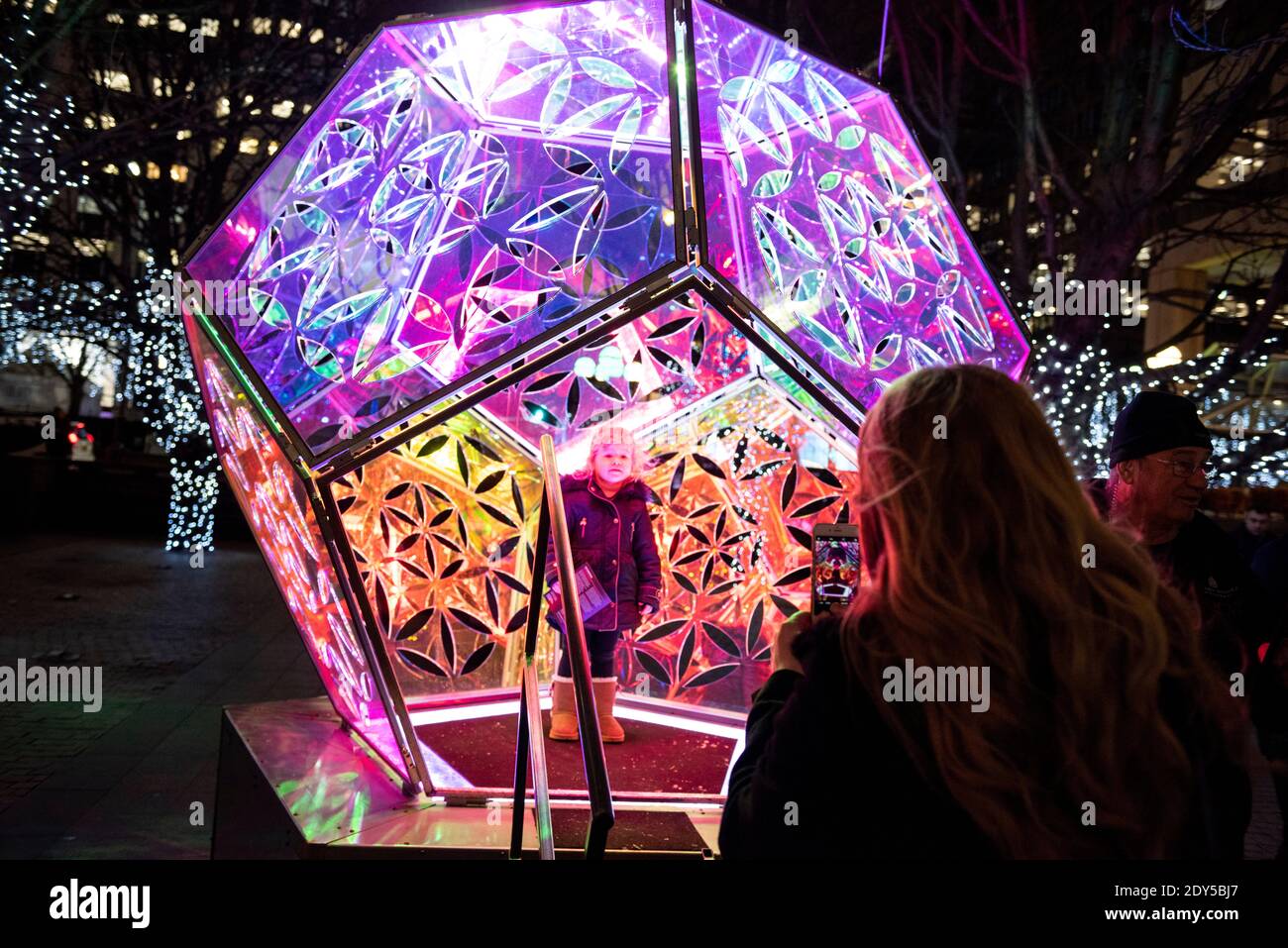 Schillerndes Dodekaeder von Amberlights in Canary Wharf, London, Großbritannien. Winter Lights Festival, 2018. Stockfoto