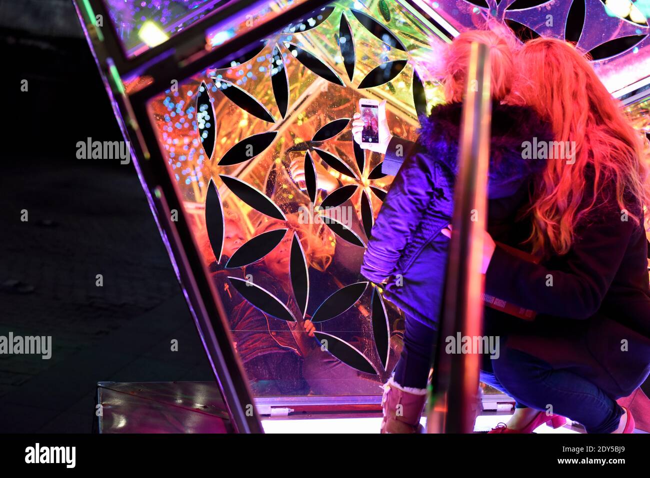 Schillerndes Dodekaeder von Amberlights in Canary Wharf, London, Großbritannien. Winter Lights Festival, 2018. Stockfoto