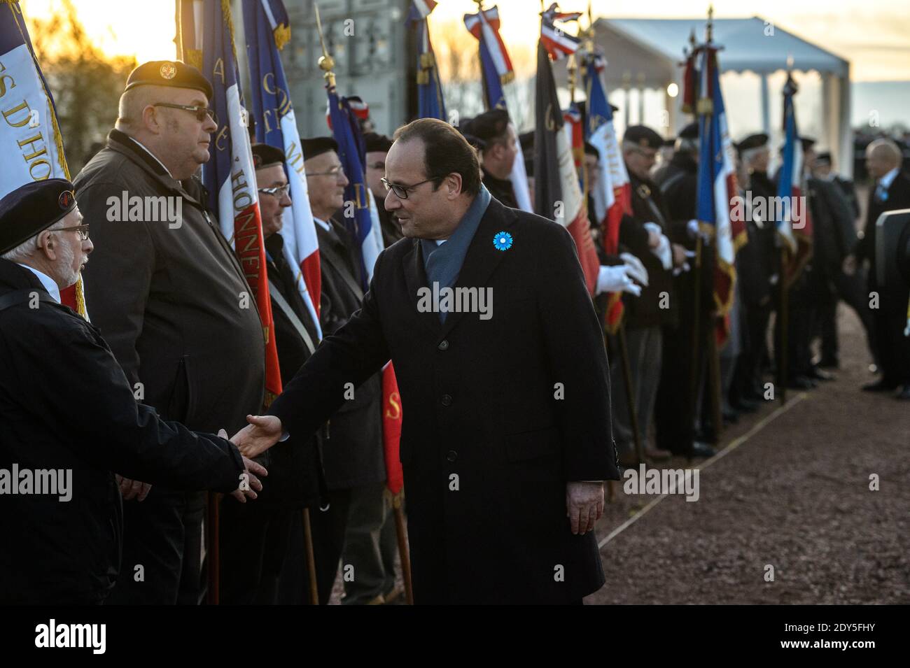 Der französische Präsident Francois Hollande begrüßt Kriegsveteranen, als er am 11. November 2014 auf dem Friedhof Notre-Dame-de-Lorette in Ablain-Saint-Nazaire, in der Nähe von Arras, Nordfrankreich, den "Ring der Erinnerung" im Rahmen der Waffenstillstandsfeier einweiht. Das neue internationale Kriegsdenkmal, entworfen vom Architekten Philippe Prost, ist ein elliptischer Ring mit den Namen der 580,000 Männer aller Nationalitäten, die während des Ersten Weltkriegs in Nordfrankreich starben.Es befindet sich am Rande der französischen Nekropole Notre-Dame-de-Lorette, Selbst mit den Leichen von über 40, 000 Soldaten. Photo Pool von Christ Stockfoto
