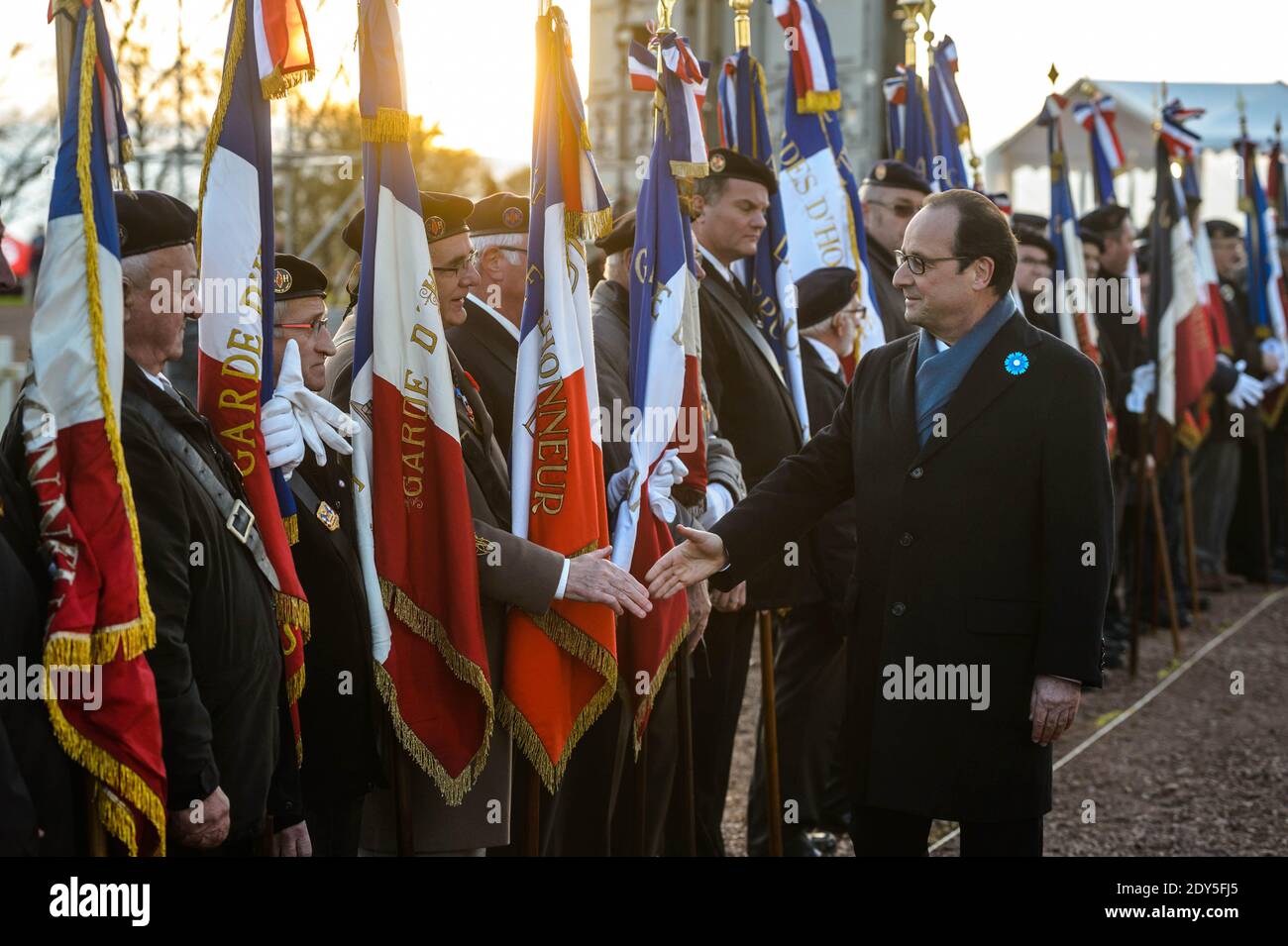 Der französische Präsident Francois Hollande begrüßt Kriegsveteranen, als er am 11. November 2014 auf dem Friedhof Notre-Dame-de-Lorette in Ablain-Saint-Nazaire, in der Nähe von Arras, Nordfrankreich, den "Ring der Erinnerung" im Rahmen der Waffenstillstandsfeier einweiht. Das neue internationale Kriegsdenkmal, entworfen vom Architekten Philippe Prost, ist ein elliptischer Ring mit den Namen der 580,000 Männer aller Nationalitäten, die während des Ersten Weltkriegs in Nordfrankreich starben.Es befindet sich am Rande der französischen Nekropole Notre-Dame-de-Lorette, Selbst mit den Leichen von über 40, 000 Soldaten. Photo Pool von Christ Stockfoto