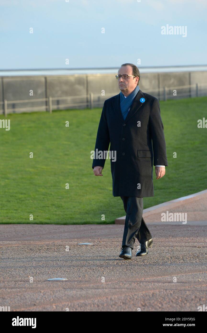 Der französische Präsident Francois Hollande besucht den "Ring der Erinnerung" während seiner offiziellen Einweihung im Rahmen des Waffenstillstandstages am 11. November 2014 auf dem Friedhof Notre-Dame-de-Lorette in Ablain-Saint-Nazaire bei Arras, Nordfrankreich. Das neue internationale Kriegsdenkmal, entworfen vom Architekten Philippe Prost, ist ein elliptischer Ring mit den Namen der 580,000 Männer aller Nationalitäten, die während des Ersten Weltkriegs in Nordfrankreich starben.Es befindet sich am Rande der französischen Nekropole Notre-Dame-de-Lorette, Selbst mit den Leichen von über 40, 000 Soldaten. Photo Pool von Gille Stockfoto
