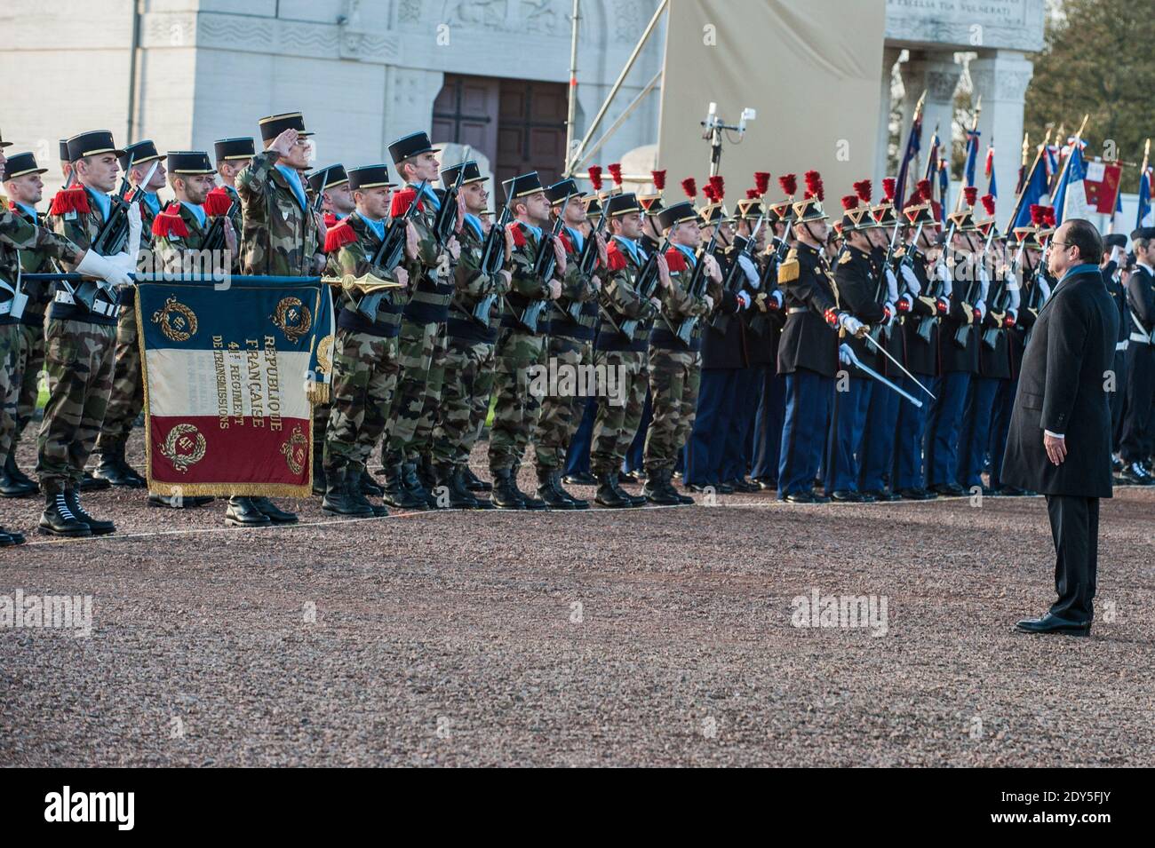 Der französische Präsident Francois Hollande überprüft die Ehrenwache, als er am 11. November 2014 auf dem Friedhof Notre-Dame-de-Lorette in Ablain-Saint-Nazaire, in der Nähe von Arras, Nordfrankreich, offiziell den "Ring der Erinnerung" einweihte. Das neue internationale Kriegsdenkmal, entworfen vom Architekten Philippe Prost, ist ein elliptischer Ring mit den Namen der 580,000 Männer aller Nationalitäten, die während des Ersten Weltkriegs in Nordfrankreich starben.Es befindet sich am Rande der französischen Nekropole Notre-Dame-de-Lorette, Selbst mit den Leichen von über 40, 000 Soldaten. Ph Stockfoto