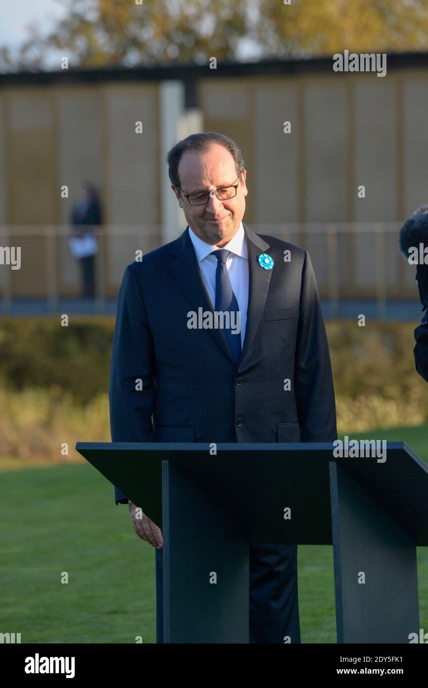 Der französische Präsident Francois Hollande besucht den "Ring der Erinnerung" während seiner offiziellen Einweihung im Rahmen des Waffenstillstandstages am 11. November 2014 auf dem Friedhof Notre-Dame-de-Lorette in Ablain-Saint-Nazaire bei Arras, Nordfrankreich. Das neue internationale Kriegsdenkmal, entworfen vom Architekten Philippe Prost, ist ein elliptischer Ring mit den Namen der 580,000 Männer aller Nationalitäten, die während des Ersten Weltkriegs in Nordfrankreich starben.Es befindet sich am Rande der französischen Nekropole Notre-Dame-de-Lorette, Selbst mit den Leichen von über 40, 000 Soldaten. Photo Pool von Gille Stockfoto