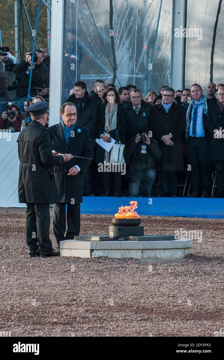 Der französische Präsident Francois Hollande weiht am 11. November 2014 auf dem Friedhof Notre-Dame-de-Lorette in Ablain-Saint-Nazaire, in der Nähe von Arras, Nordfrankreich, den Ring der Erinnerung ein. Das neue internationale Kriegsdenkmal, entworfen vom Architekten Philippe Prost, ist ein elliptischer Ring mit den Namen der 580,000 Männer aller Nationalitäten, die während des Ersten Weltkriegs in Nordfrankreich starben.Es befindet sich am Rande der französischen Nekropole Notre-Dame-de-Lorette, Selbst mit den Leichen von über 40, 000 Soldaten. Fotopool von Kamil Zihnioglu/ABACAPRESS.COM Stockfoto