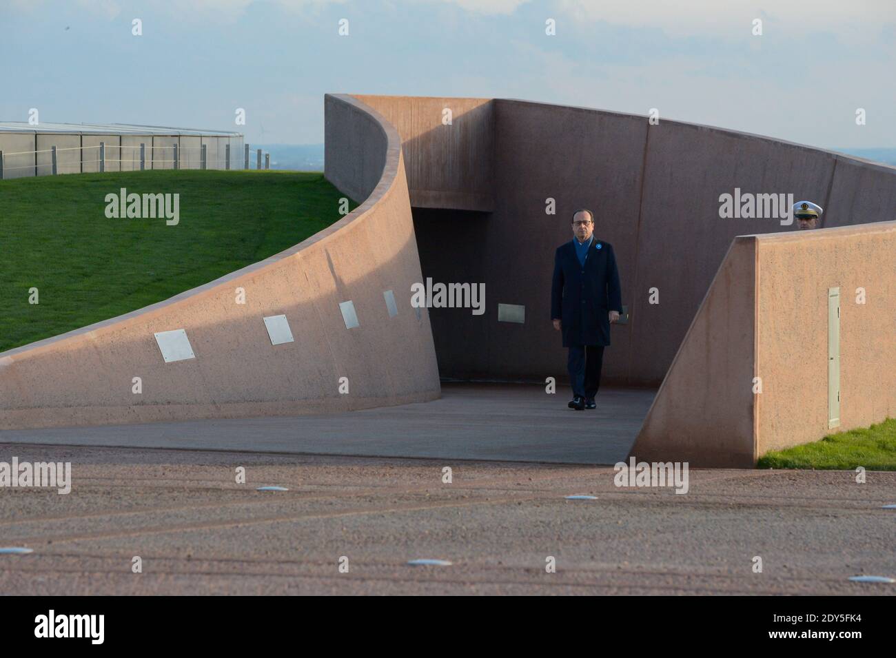 Der französische Präsident Francois Hollande besucht den "Ring der Erinnerung" während seiner offiziellen Einweihung im Rahmen des Waffenstillstandstages am 11. November 2014 auf dem Friedhof Notre-Dame-de-Lorette in Ablain-Saint-Nazaire bei Arras, Nordfrankreich. Das neue internationale Kriegsdenkmal, entworfen vom Architekten Philippe Prost, ist ein elliptischer Ring mit den Namen der 580,000 Männer aller Nationalitäten, die während des Ersten Weltkriegs in Nordfrankreich starben.Es befindet sich am Rande der französischen Nekropole Notre-Dame-de-Lorette, Selbst mit den Leichen von über 40, 000 Soldaten. Photo Pool von Gille Stockfoto