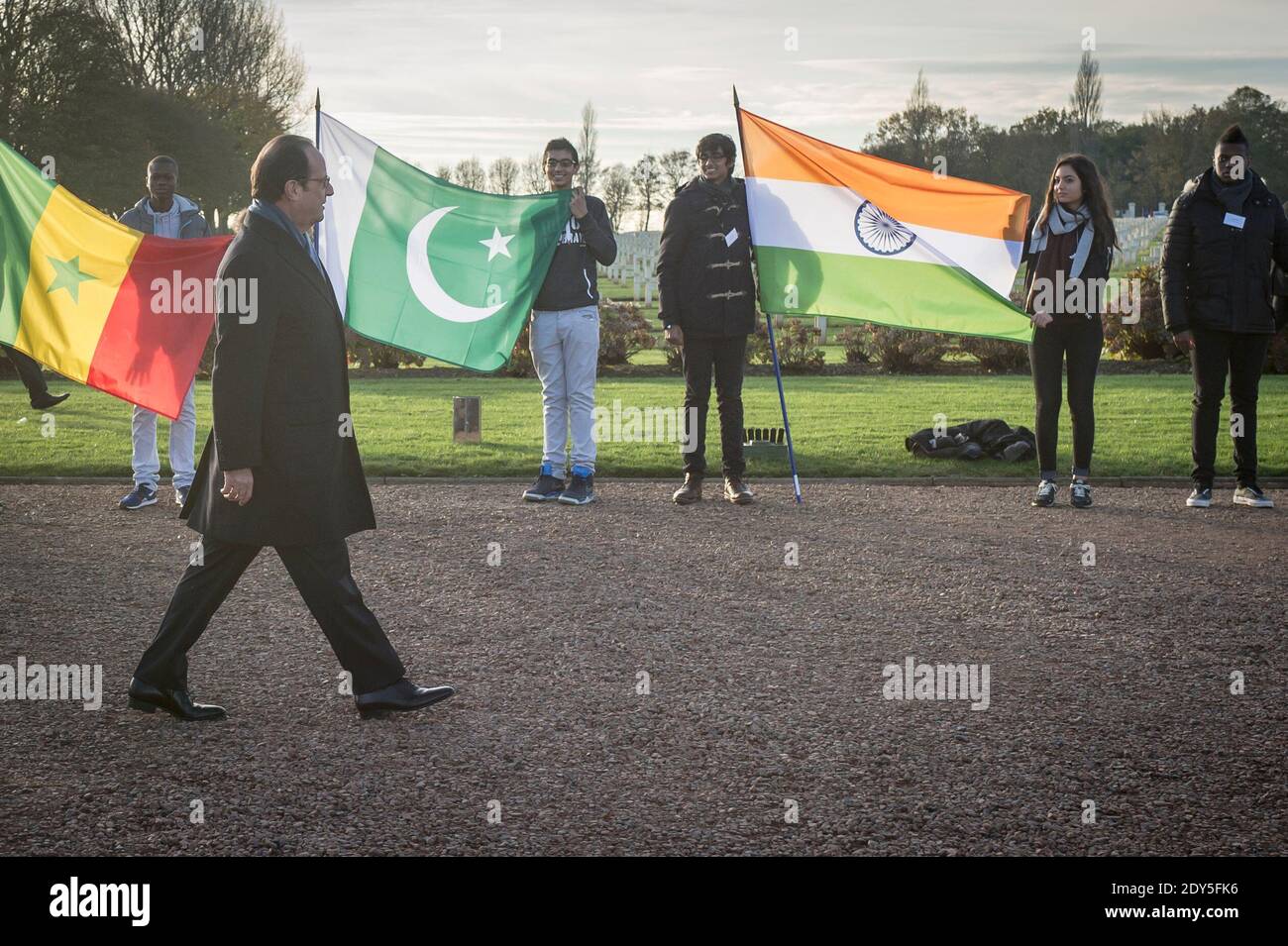 Der französische Präsident Francois Hollande kommt am 11. November 2014 auf dem Friedhof Notre-Dame-de-Lorette in Ablain-Saint-Nazaire bei Arras, Nordfrankreich, zur offiziellen Einweihung des "Rings der Erinnerung". Das neue internationale Kriegsdenkmal, entworfen vom Architekten Philippe Prost, ist ein elliptischer Ring mit den Namen der 580,000 Männer aller Nationalitäten, die während des Ersten Weltkriegs in Nordfrankreich starben.Es befindet sich am Rande der französischen Nekropole Notre-Dame-de-Lorette, Selbst mit den Leichen von über 40, 000 Soldaten. Foto-Pool von Kamil Zihni Stockfoto
