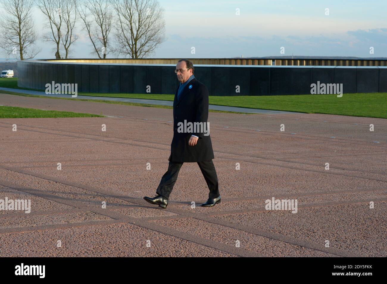 Der französische Präsident Francois Hollande besucht den "Ring der Erinnerung" während seiner offiziellen Einweihung im Rahmen des Waffenstillstandstages am 11. November 2014 auf dem Friedhof Notre-Dame-de-Lorette in Ablain-Saint-Nazaire bei Arras, Nordfrankreich. Das neue internationale Kriegsdenkmal, entworfen vom Architekten Philippe Prost, ist ein elliptischer Ring mit den Namen der 580,000 Männer aller Nationalitäten, die während des Ersten Weltkriegs in Nordfrankreich starben.Es befindet sich am Rande der französischen Nekropole Notre-Dame-de-Lorette, Selbst mit den Leichen von über 40, 000 Soldaten. Photo Pool von Gille Stockfoto