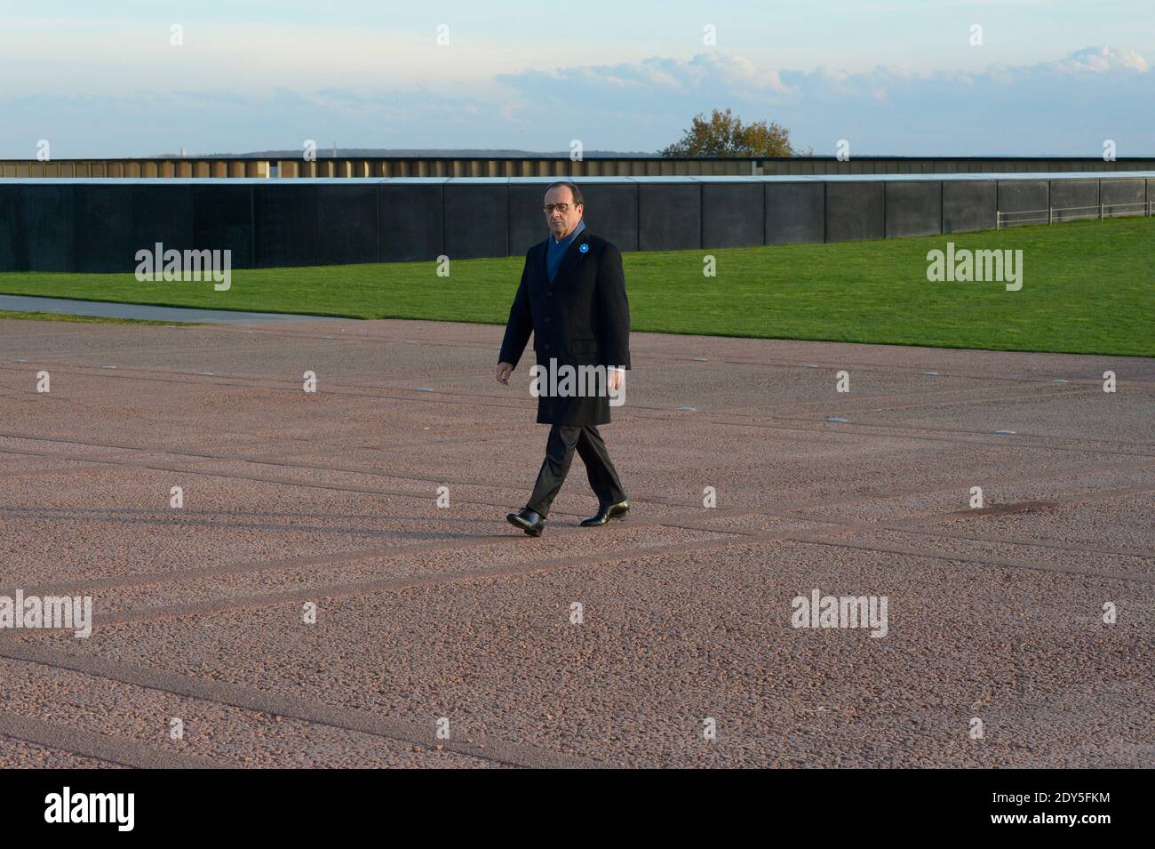 Der französische Präsident Francois Hollande besucht den "Ring der Erinnerung" während seiner offiziellen Einweihung im Rahmen des Waffenstillstandstages am 11. November 2014 auf dem Friedhof Notre-Dame-de-Lorette in Ablain-Saint-Nazaire bei Arras, Nordfrankreich. Das neue internationale Kriegsdenkmal, entworfen vom Architekten Philippe Prost, ist ein elliptischer Ring mit den Namen der 580,000 Männer aller Nationalitäten, die während des Ersten Weltkriegs in Nordfrankreich starben.Es befindet sich am Rande der französischen Nekropole Notre-Dame-de-Lorette, Selbst mit den Leichen von über 40, 000 Soldaten. Photo Pool von Gille Stockfoto