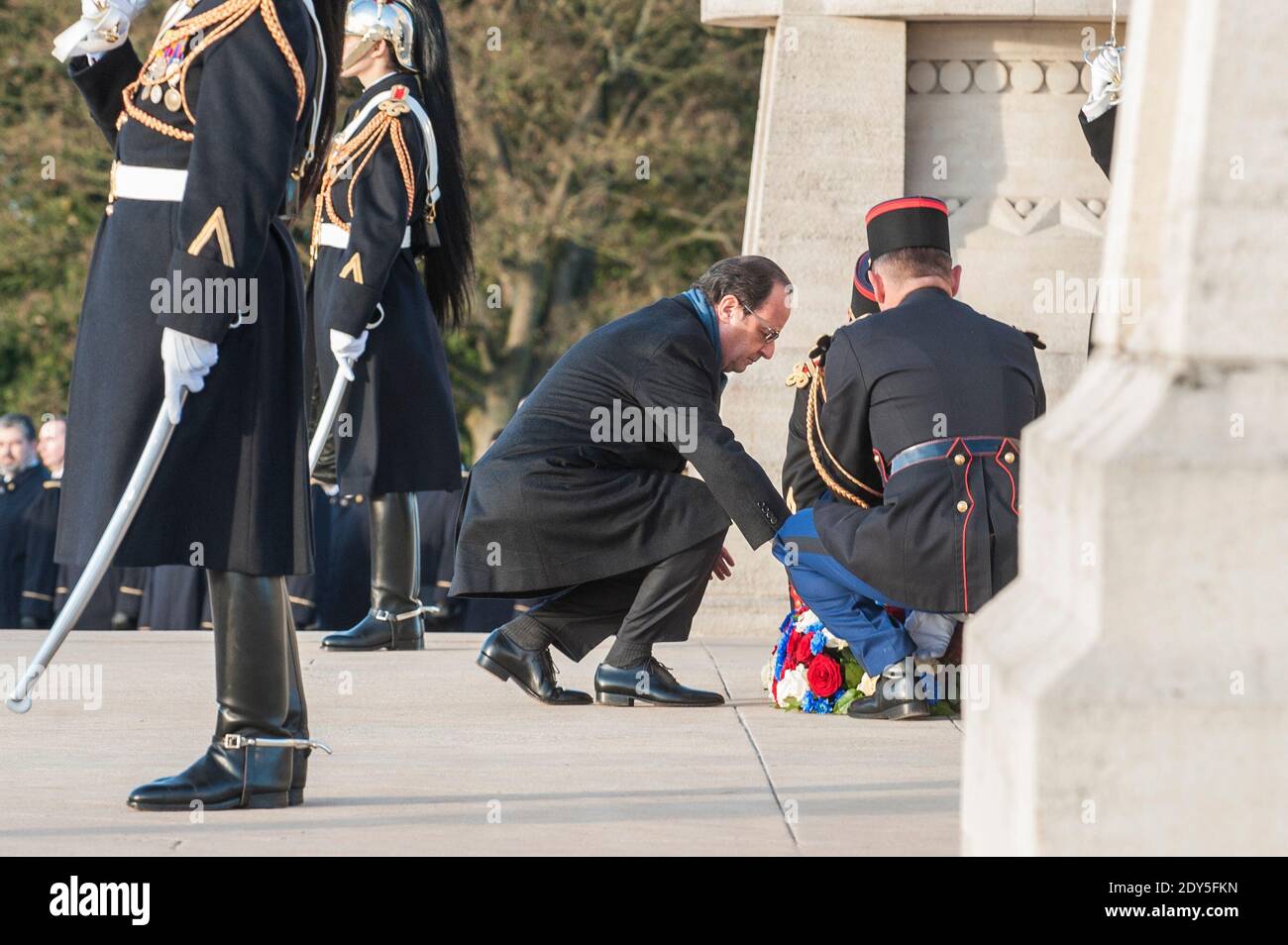 Der französische Präsident Francois Hollande weiht am 11. November 2014 auf dem Friedhof Notre-Dame-de-Lorette in Ablain-Saint-Nazaire, in der Nähe von Arras, Nordfrankreich, den Ring der Erinnerung ein. Das neue internationale Kriegsdenkmal, entworfen vom Architekten Philippe Prost, ist ein elliptischer Ring mit den Namen der 580,000 Männer aller Nationalitäten, die während des Ersten Weltkriegs in Nordfrankreich starben.Es befindet sich am Rande der französischen Nekropole Notre-Dame-de-Lorette, Selbst mit den Leichen von über 40, 000 Soldaten. Fotopool von Kamil Zihnioglu/ABACAPRESS.COM Stockfoto