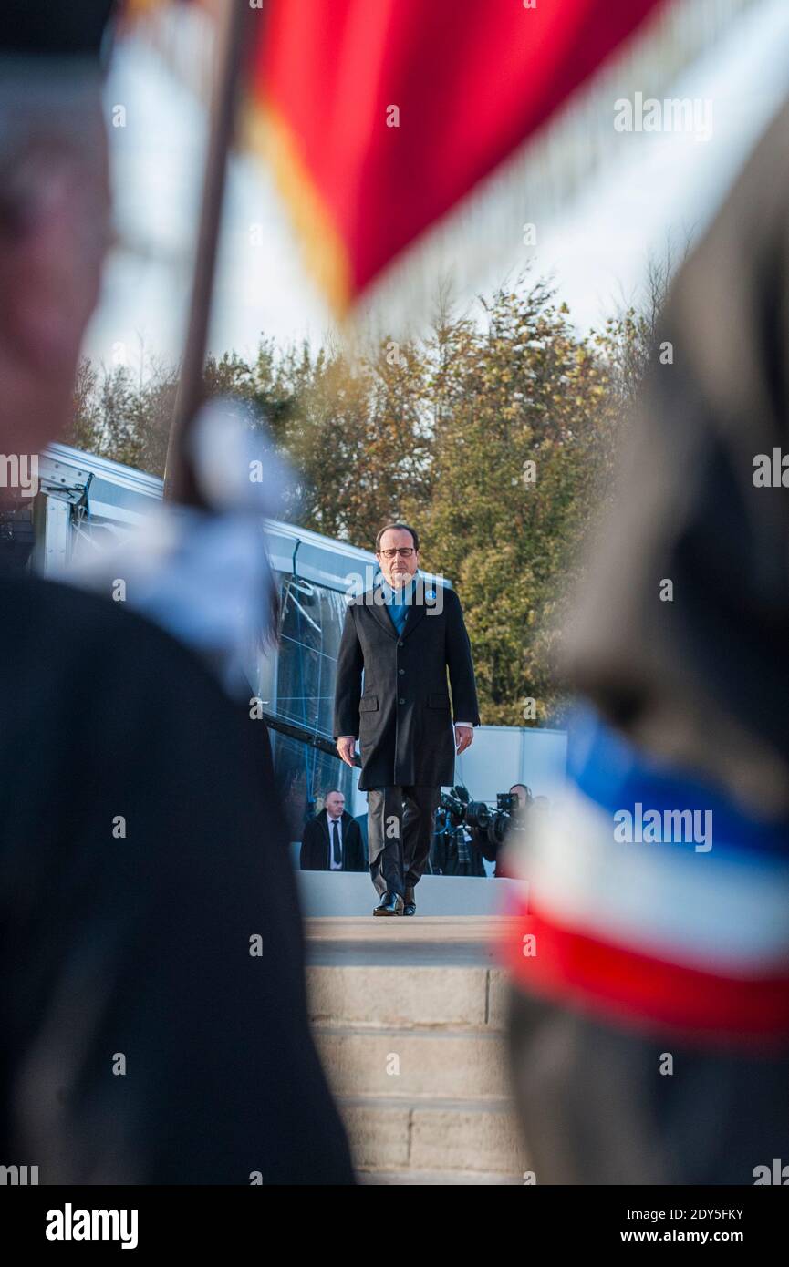 Der französische Präsident Francois Hollande weiht am 11. November 2014 auf dem Friedhof Notre-Dame-de-Lorette in Ablain-Saint-Nazaire, in der Nähe von Arras, Nordfrankreich, den Ring der Erinnerung ein. Das neue internationale Kriegsdenkmal, entworfen vom Architekten Philippe Prost, ist ein elliptischer Ring mit den Namen der 580,000 Männer aller Nationalitäten, die während des Ersten Weltkriegs in Nordfrankreich starben.Es befindet sich am Rande der französischen Nekropole Notre-Dame-de-Lorette, Selbst mit den Leichen von über 40, 000 Soldaten. Fotopool von Kamil Zihnioglu/ABACAPRESS.COM Stockfoto