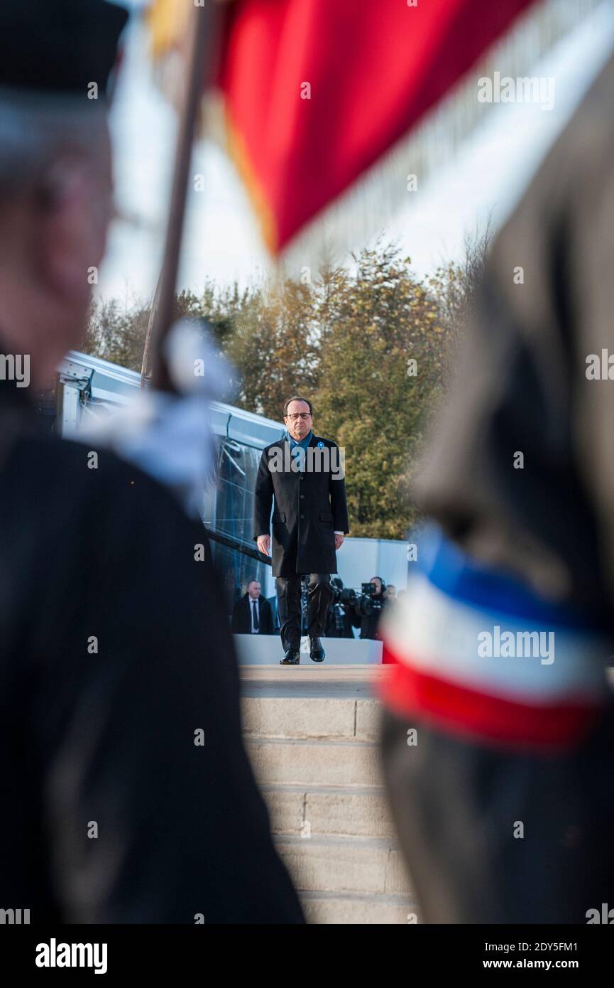 Der französische Präsident Francois Hollande weiht am 11. November 2014 auf dem Friedhof Notre-Dame-de-Lorette in Ablain-Saint-Nazaire, in der Nähe von Arras, Nordfrankreich, den Ring der Erinnerung ein. Das neue internationale Kriegsdenkmal, entworfen vom Architekten Philippe Prost, ist ein elliptischer Ring mit den Namen der 580,000 Männer aller Nationalitäten, die während des Ersten Weltkriegs in Nordfrankreich starben.Es befindet sich am Rande der französischen Nekropole Notre-Dame-de-Lorette, Selbst mit den Leichen von über 40, 000 Soldaten. Fotopool von Kamil Zihnioglu/ABACAPRESS.COM Stockfoto