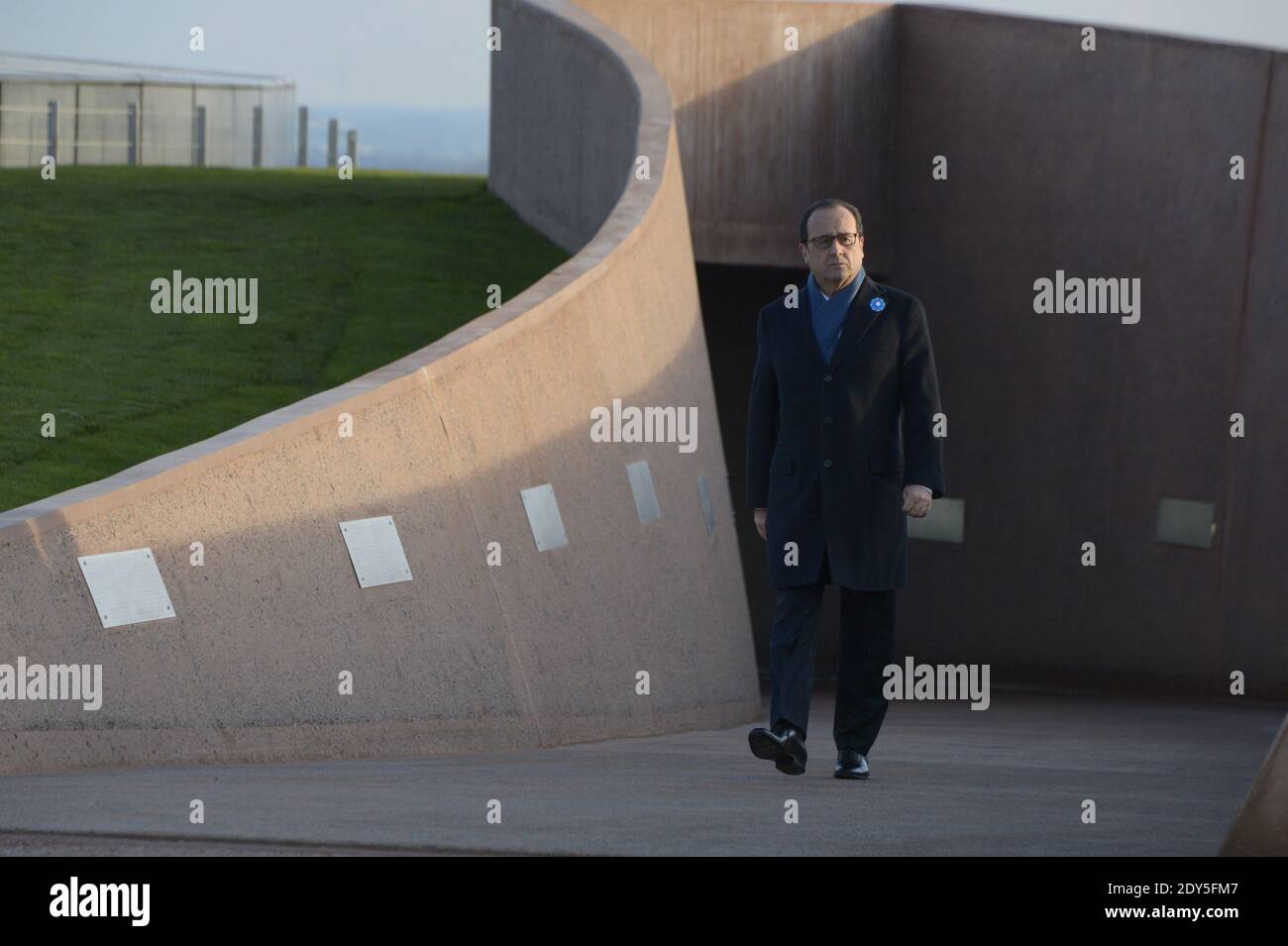 Der französische Präsident Francois Hollande besucht den "Ring der Erinnerung" während seiner offiziellen Einweihung im Rahmen des Waffenstillstandstages am 11. November 2014 auf dem Friedhof Notre-Dame-de-Lorette in Ablain-Saint-Nazaire bei Arras, Nordfrankreich. Das neue internationale Kriegsdenkmal, entworfen vom Architekten Philippe Prost, ist ein elliptischer Ring mit den Namen der 580,000 Männer aller Nationalitäten, die während des Ersten Weltkriegs in Nordfrankreich starben.Es befindet sich am Rande der französischen Nekropole Notre-Dame-de-Lorette, Selbst mit den Leichen von über 40, 000 Soldaten. Photo Pool von Gille Stockfoto