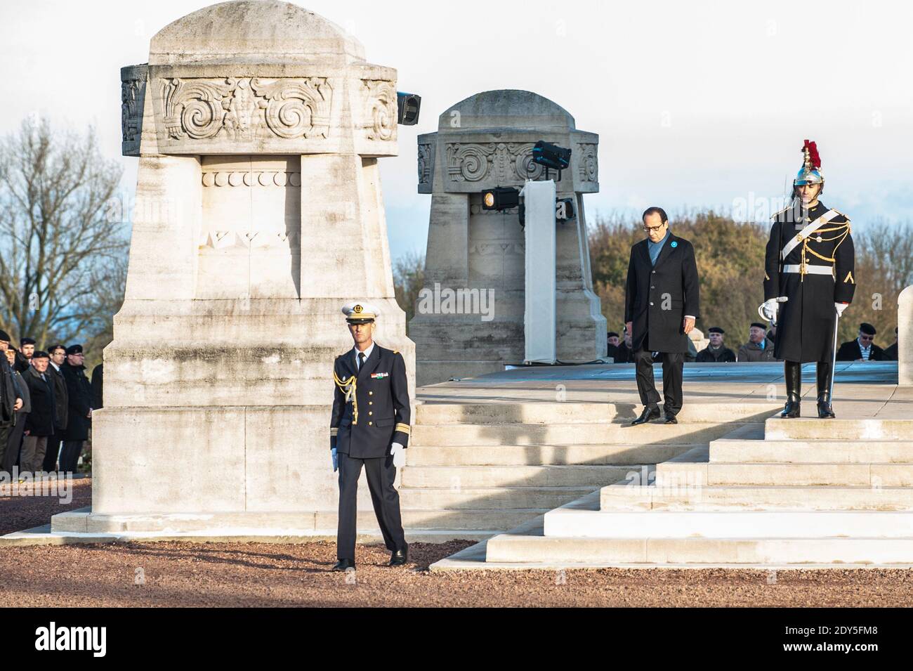 Der französische Präsident Francois Hollande weiht am 11. November 2014 auf dem Friedhof Notre-Dame-de-Lorette in Ablain-Saint-Nazaire, in der Nähe von Arras, Nordfrankreich, den Ring der Erinnerung ein. Das neue internationale Kriegsdenkmal, entworfen vom Architekten Philippe Prost, ist ein elliptischer Ring mit den Namen der 580,000 Männer aller Nationalitäten, die während des Ersten Weltkriegs in Nordfrankreich starben.Es befindet sich am Rande der französischen Nekropole Notre-Dame-de-Lorette, Selbst mit den Leichen von über 40, 000 Soldaten. Fotopool von Kamil Zihnioglu/ABACAPRESS.COM Stockfoto