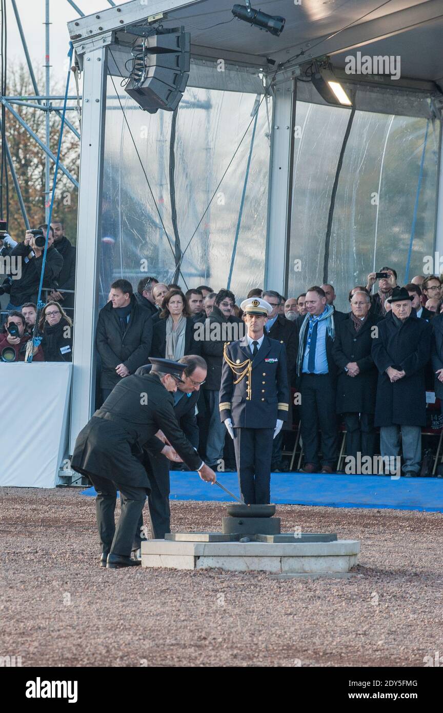 Der französische Präsident Francois Hollande weiht am 11. November 2014 auf dem Friedhof Notre-Dame-de-Lorette in Ablain-Saint-Nazaire, in der Nähe von Arras, Nordfrankreich, den Ring der Erinnerung ein. Das neue internationale Kriegsdenkmal, entworfen vom Architekten Philippe Prost, ist ein elliptischer Ring mit den Namen der 580,000 Männer aller Nationalitäten, die während des Ersten Weltkriegs in Nordfrankreich starben.Es befindet sich am Rande der französischen Nekropole Notre-Dame-de-Lorette, Selbst mit den Leichen von über 40, 000 Soldaten. Fotopool von Kamil Zihnioglu/ABACAPRESS.COM Stockfoto