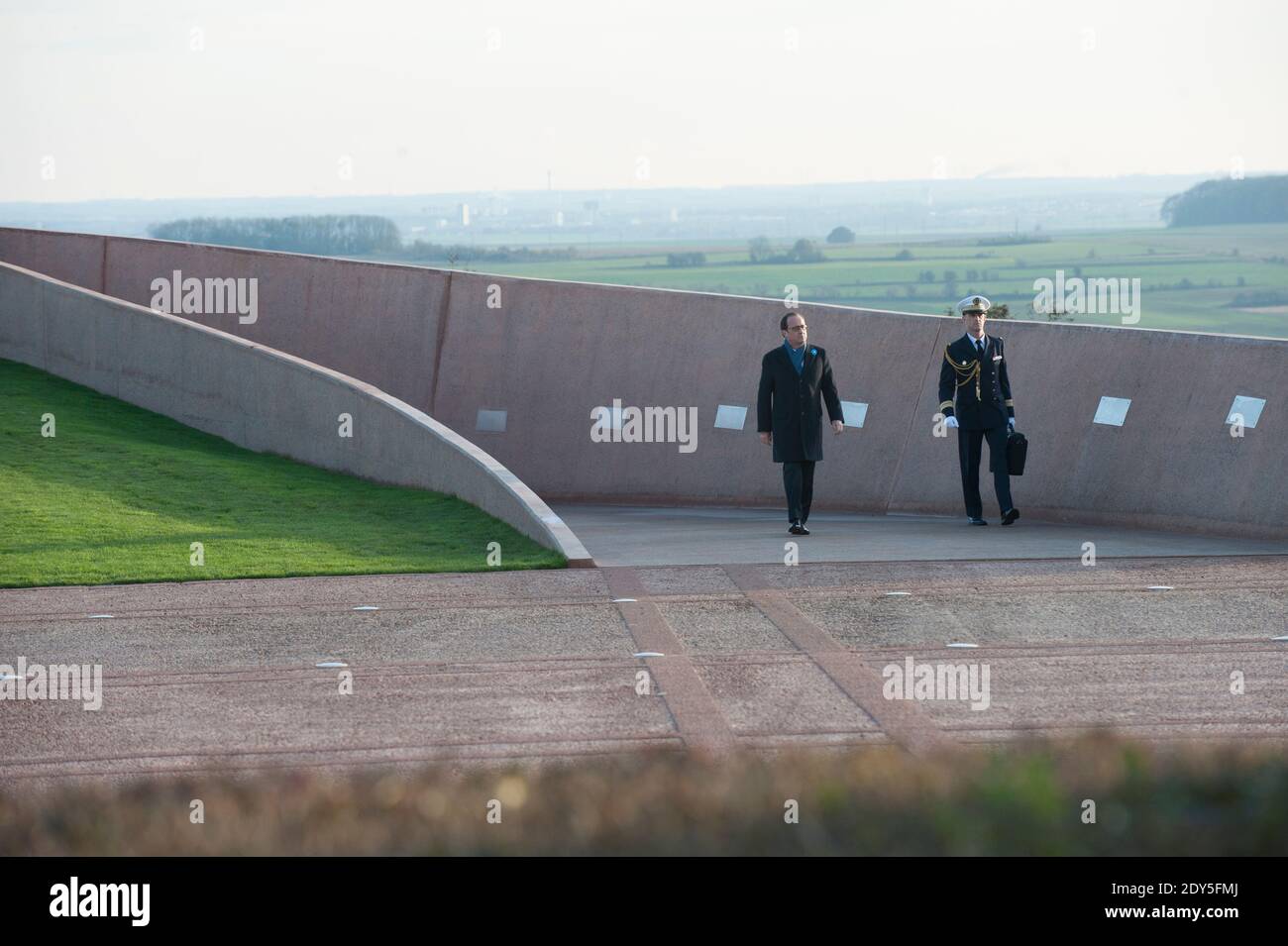 Der französische Präsident Francois Hollande kommt am 11. November 2014 auf dem Friedhof Notre-Dame-de-Lorette in Ablain-Saint-Nazaire bei Arras, Nordfrankreich, zur offiziellen Einweihung des "Rings der Erinnerung". Das neue internationale Kriegsdenkmal, entworfen vom Architekten Philippe Prost, ist ein elliptischer Ring mit den Namen der 580,000 Männer aller Nationalitäten, die während des Ersten Weltkriegs in Nordfrankreich starben.Es befindet sich am Rande der französischen Nekropole Notre-Dame-de-Lorette, Selbst mit den Leichen von über 40, 000 Soldaten. Foto-Pool von Kamil Zihni Stockfoto