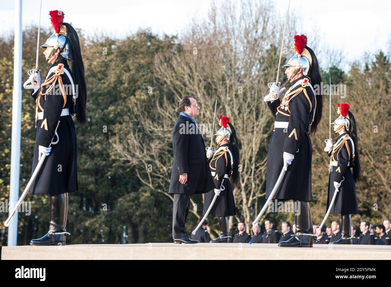 Der französische Präsident Francois Hollande weiht am 11. November 2014 auf dem Friedhof Notre-Dame-de-Lorette in Ablain-Saint-Nazaire, in der Nähe von Arras, Nordfrankreich, den Ring der Erinnerung ein. Das neue internationale Kriegsdenkmal, entworfen vom Architekten Philippe Prost, ist ein elliptischer Ring mit den Namen der 580,000 Männer aller Nationalitäten, die während des Ersten Weltkriegs in Nordfrankreich starben.Es befindet sich am Rande der französischen Nekropole Notre-Dame-de-Lorette, Selbst mit den Leichen von über 40, 000 Soldaten. Fotopool von Kamil Zihnioglu/ABACAPRESS.COM Stockfoto