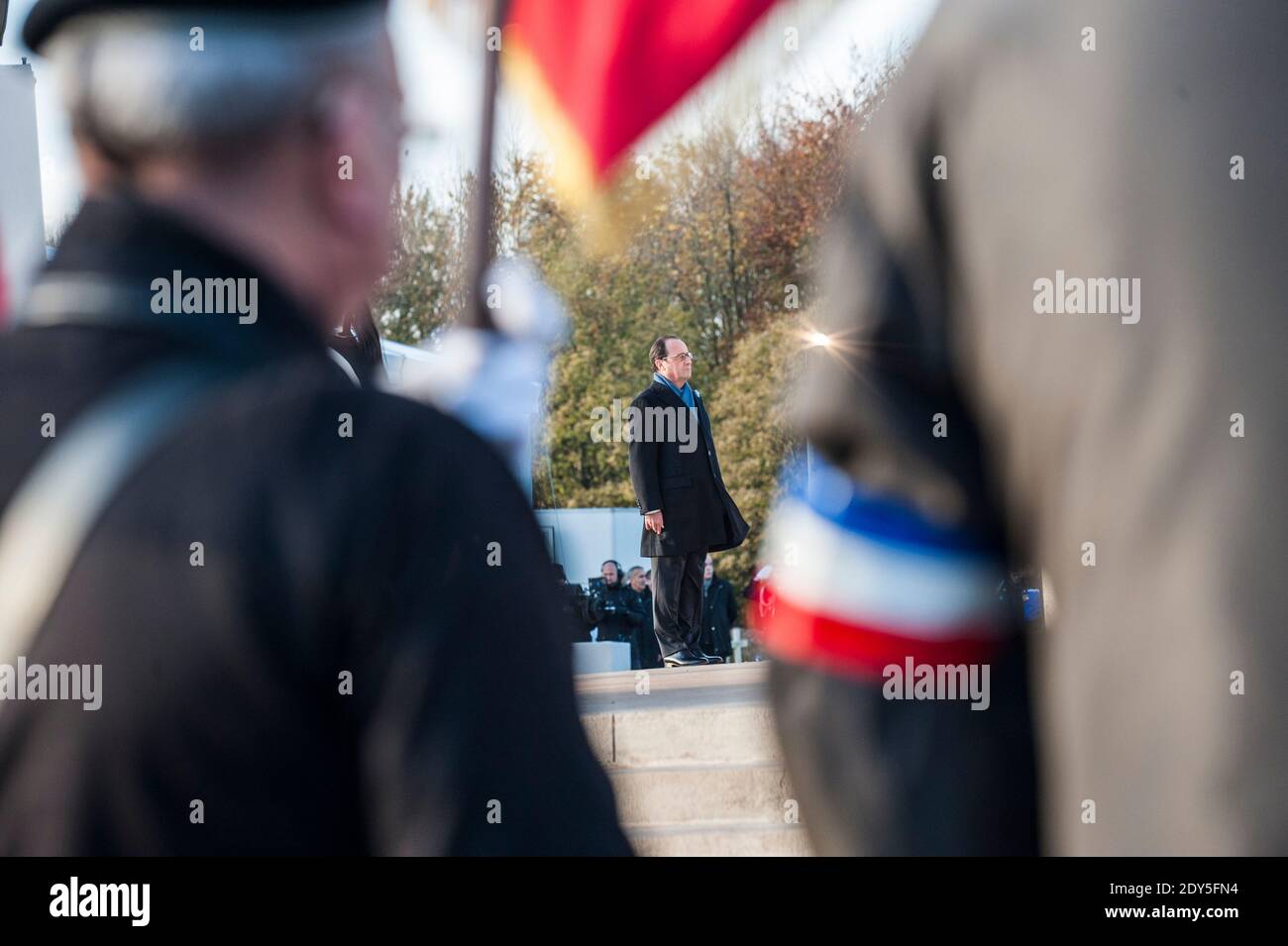 Der französische Präsident Francois Hollande weiht am 11. November 2014 auf dem Friedhof Notre-Dame-de-Lorette in Ablain-Saint-Nazaire, in der Nähe von Arras, Nordfrankreich, den Ring der Erinnerung ein. Das neue internationale Kriegsdenkmal, entworfen vom Architekten Philippe Prost, ist ein elliptischer Ring mit den Namen der 580,000 Männer aller Nationalitäten, die während des Ersten Weltkriegs in Nordfrankreich starben.Es befindet sich am Rande der französischen Nekropole Notre-Dame-de-Lorette, Selbst mit den Leichen von über 40, 000 Soldaten. Fotopool von Kamil Zihnioglu/ABACAPRESS.COM Stockfoto