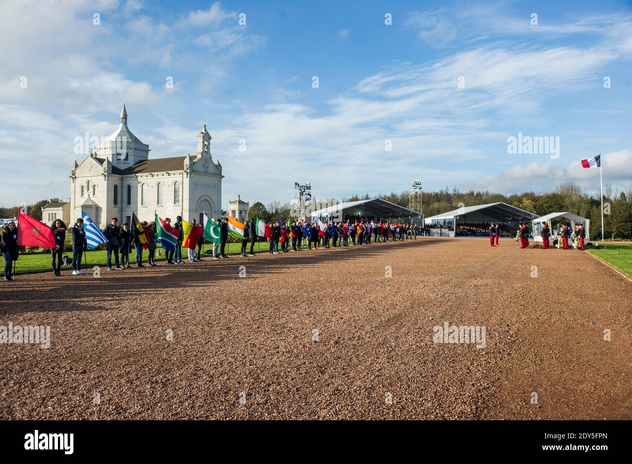Der französische Präsident Francois Hollande weiht am 11. November 2014 auf dem Friedhof Notre-Dame-de-Lorette in Ablain-Saint-Nazaire, in der Nähe von Arras, Nordfrankreich, den Ring der Erinnerung ein. Das neue internationale Kriegsdenkmal, entworfen vom Architekten Philippe Prost, ist ein elliptischer Ring mit den Namen der 580,000 Männer aller Nationalitäten, die während des Ersten Weltkriegs in Nordfrankreich starben.Es befindet sich am Rande der französischen Nekropole Notre-Dame-de-Lorette, Selbst mit den Leichen von über 40, 000 Soldaten. Fotopool von Kamil Zihnioglu/ABACAPRESS.COM Stockfoto