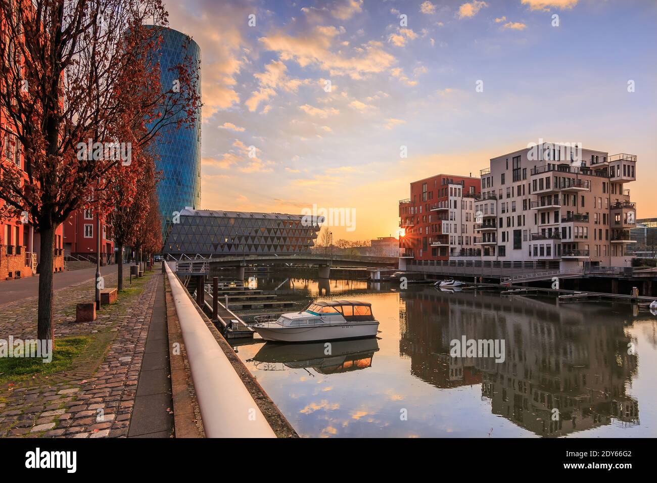 Kanal vom Main in Frankfurt am Morgen bis zum Sonnenaufgang in einem Wohngebiet. Blauer Himmel zwischen den Gebäuden und dem Fluss im westlichen Hafen. Stockfoto