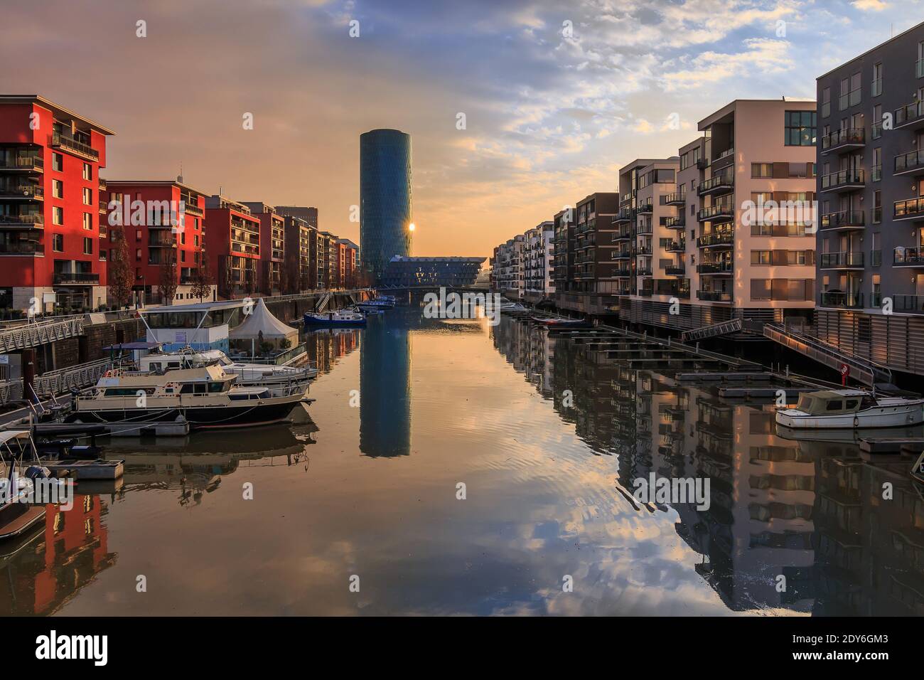 Hafen im Kanal des Mains in Frankfurt. West Harbor Wohngebiet am Morgen bei Sonnenaufgang. Am Wasser mit Booten auf dem Pier und Refle Stockfoto