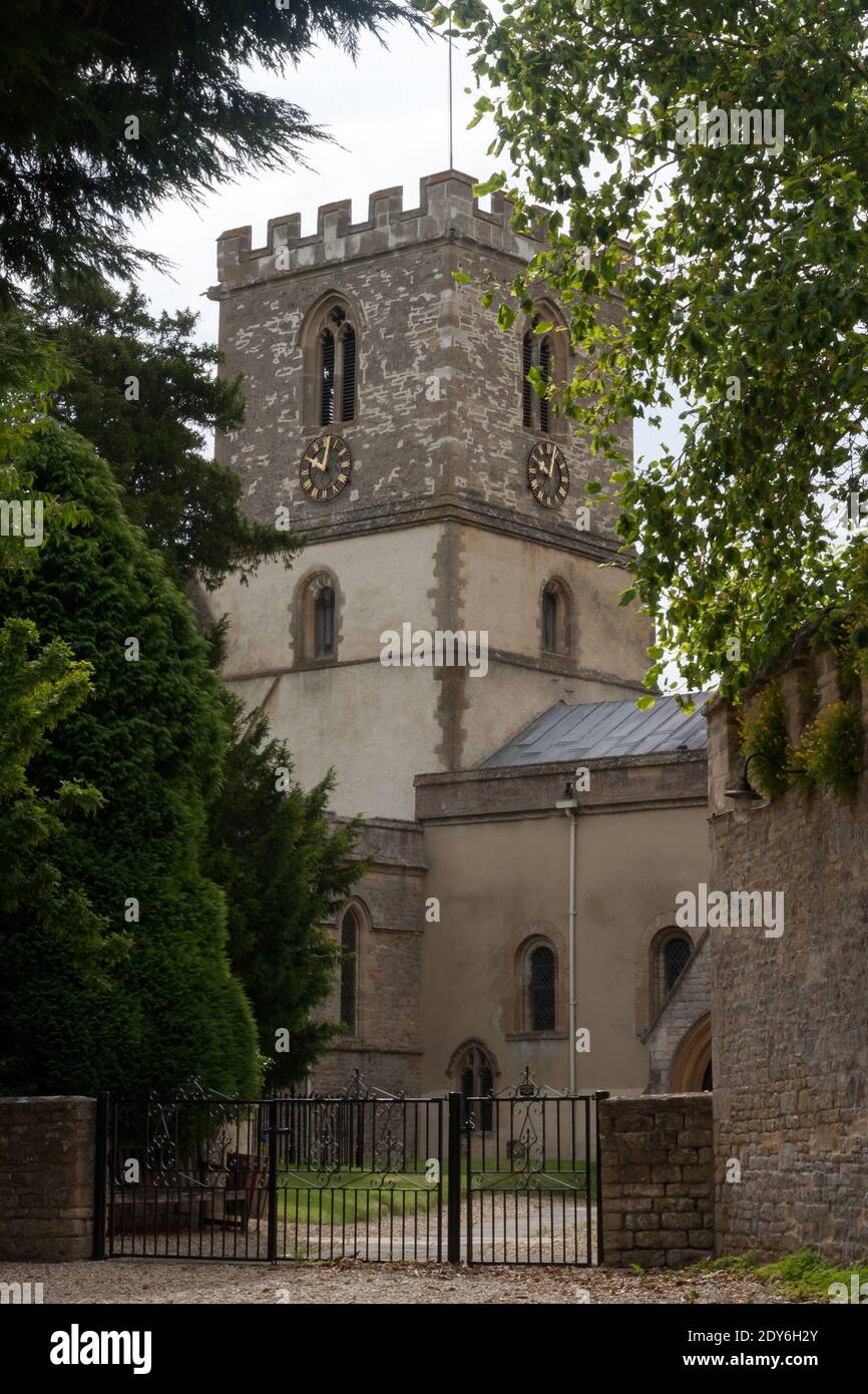 STANTON HARCOURT, OXFORDSHIRE, Großbritannien - 02. JULI 2008: Außenansicht der Kirche St. Michael von Bäumen umrahmt Stockfoto