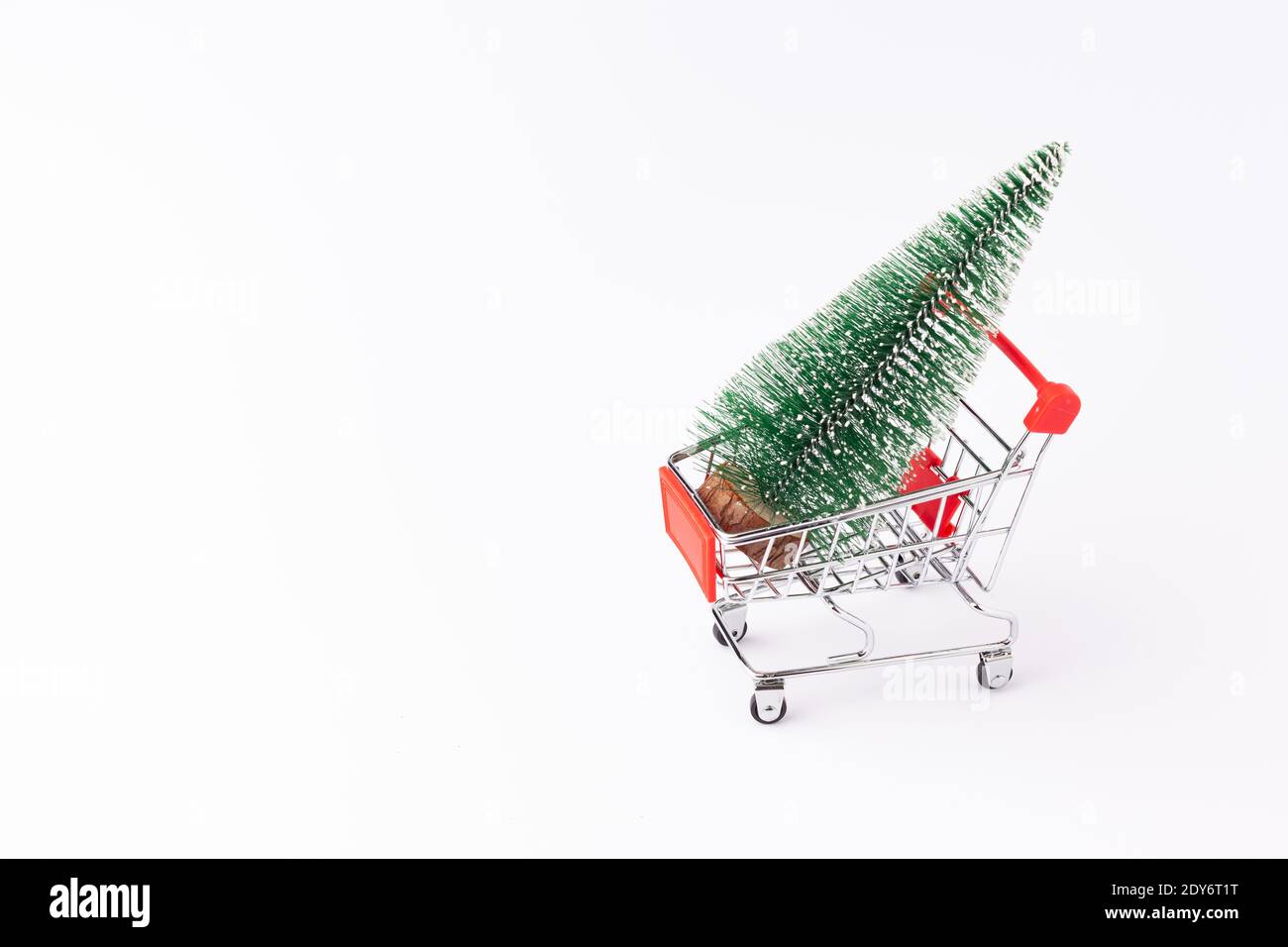 Weihnachtsbaum in einem Supermarkt Trolley Stockfoto