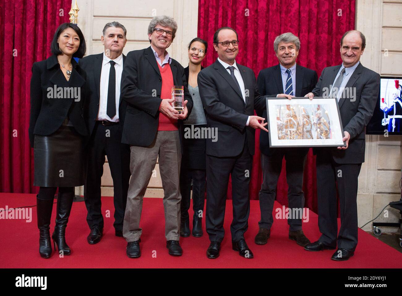 (L-R) französischer Kulturminister Fleur Pellerin, französischer Journalist Pierre Menes, Associated Press (AP) Schweizer Fotograf Michel Euler, französischer Präsident Francois Hollande, französische Journalistin Tina Kieffer, Der französische Journalist Alain Genestar und der französische Journalist und Vorsitzende des Filmfestivals von Cannes Pierre Lescure posieren während der Preisverleihung des Elysee Photography Award 2013 im Elysee Palace in Paris, Frankreich am 26. November 2014. Fotopool von Revelli-Beaumont/ABACAPRESS.COM Stockfoto