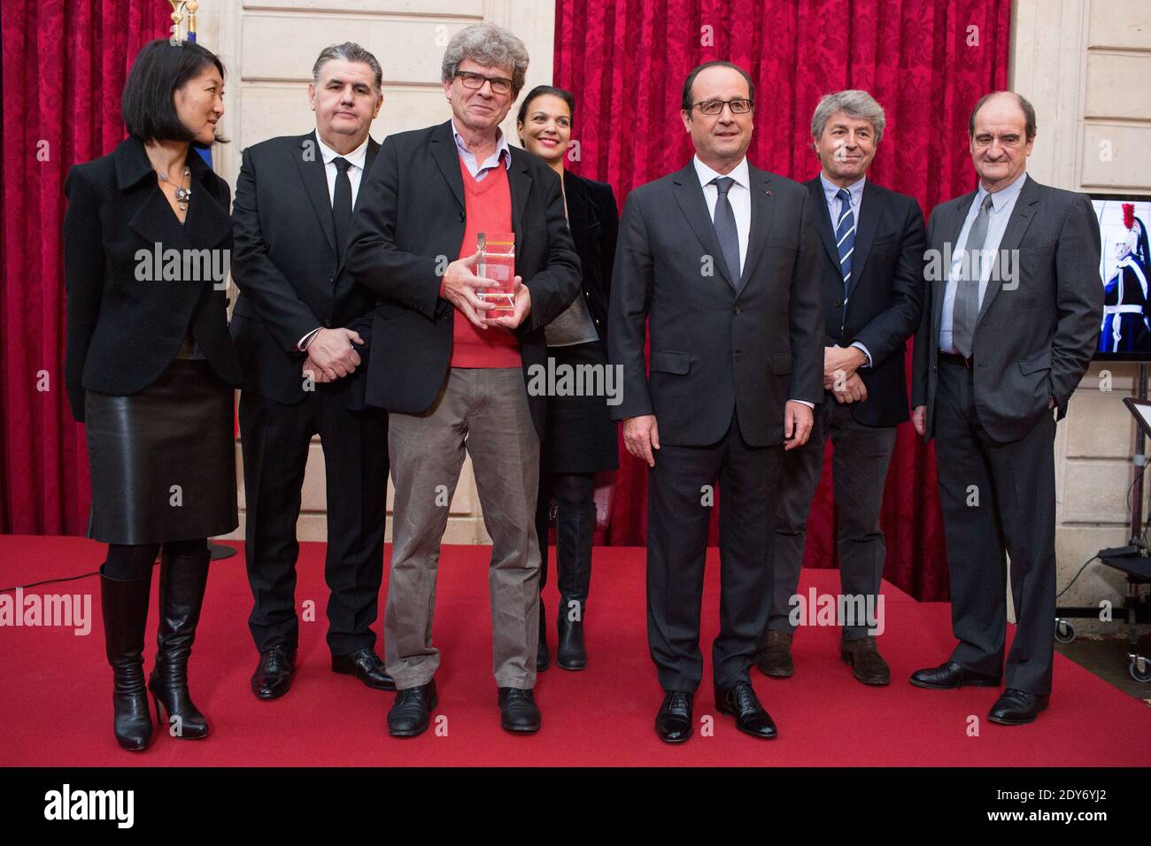 (L-R) französischer Kulturminister Fleur Pellerin, französischer Journalist Pierre Menes, Associated Press (AP) Schweizer Fotograf Michel Euler, französischer Präsident Francois Hollande, französische Journalistin Tina Kieffer, Der französische Journalist Alain Genestar und der französische Journalist und Vorsitzende des Filmfestivals von Cannes Pierre Lescure posieren während der Preisverleihung des Elysee Photography Award 2013 im Elysee Palace in Paris, Frankreich am 26. November 2014. Fotopool von Revelli-Beaumont/ABACAPRESS.COM Stockfoto