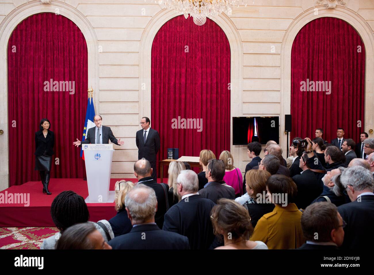(L-R) der französische Kulturminister Fleur Pellerin, der französische Journalist und Vorsitzende der Filmfestspiele von Cannes, Pierre Lescure, und der französische Präsident Francois Hollande halten eine Rede während der Preisverleihung des Elysee Photography Award 2013 im Elysee Palace in Paris, Frankreich, am 26. November 2014. Fotopool von Revelli-Beaumont/ABACAPRESS.COM Stockfoto