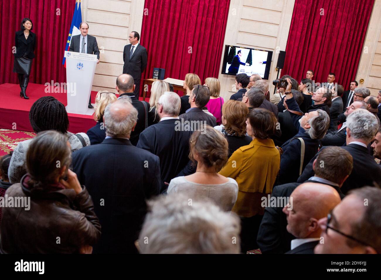 (L-R) der französische Kulturminister Fleur Pellerin, der französische Journalist und Vorsitzende der Filmfestspiele von Cannes, Pierre Lescure, und der französische Präsident Francois Hollande halten eine Rede während der Preisverleihung des Elysee Photography Award 2013 im Elysee Palace in Paris, Frankreich, am 26. November 2014. Fotopool von Revelli-Beaumont/ABACAPRESS.COM Stockfoto