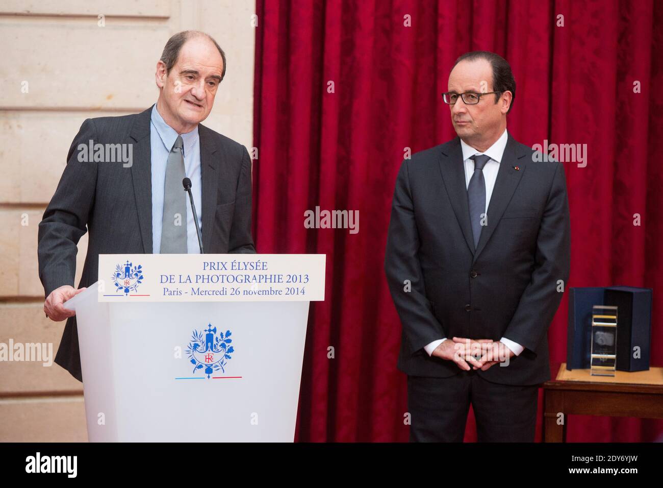 Der französische Präsident Francois Hollande (R) lauscht dem französischen Journalisten und Vorsitzenden des Filmfestivals von Cannes Pierre Lescure (L) während der Preisverleihung des Elysee Photography Award 2013 im Elysee Palace in Paris, Frankreich am 26. November 2014. Fotopool von Revelli-Beaumont/ABACAPRESS.COM Stockfoto