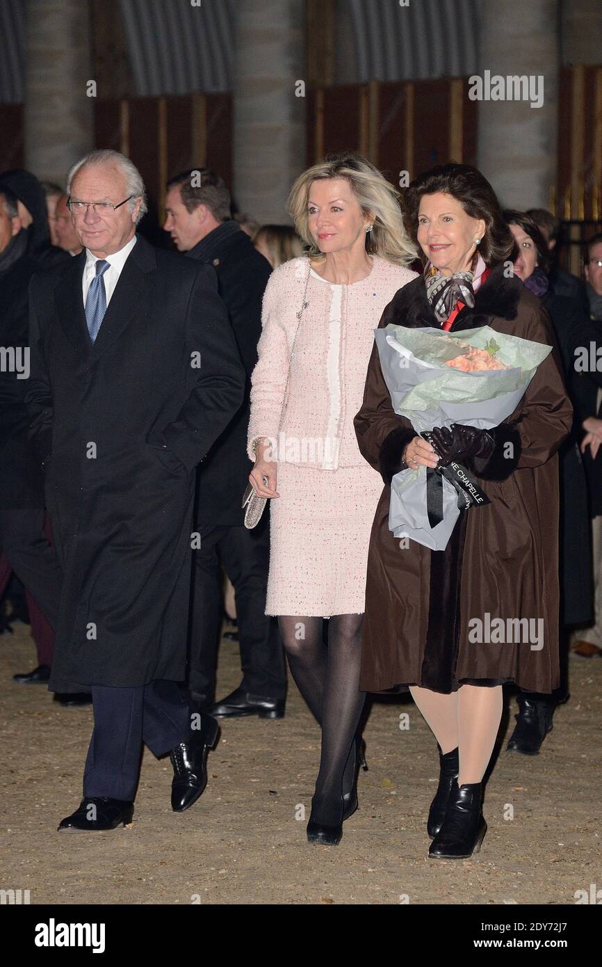 König Carl XVI Gustaf und Königin Silvia von Schweden nahmen an der Einweihung des "Jardin de Lumiere IKEA" (Nordlichter) Teil, der am 2. Dezember 2014 im Garten des Palais Royal in Paris, Frankreich, stattfand. Foto von Nicolas Briquet/ABACAPRESS.COM Stockfoto