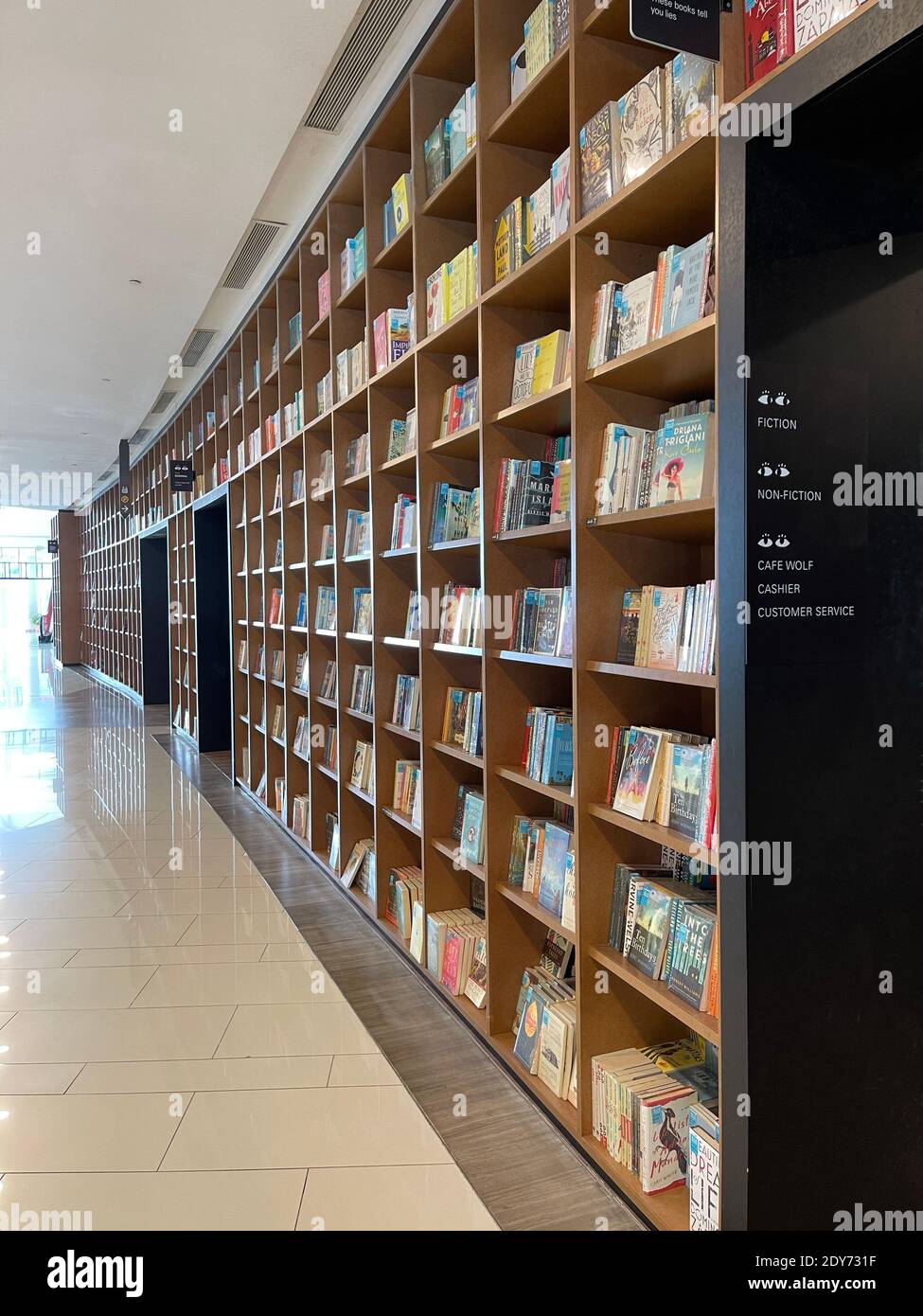 Reihen von verschiedenen bunten Büchern liegen auf den Regalen in Die moderne städtische Buchhandlung Stockfoto