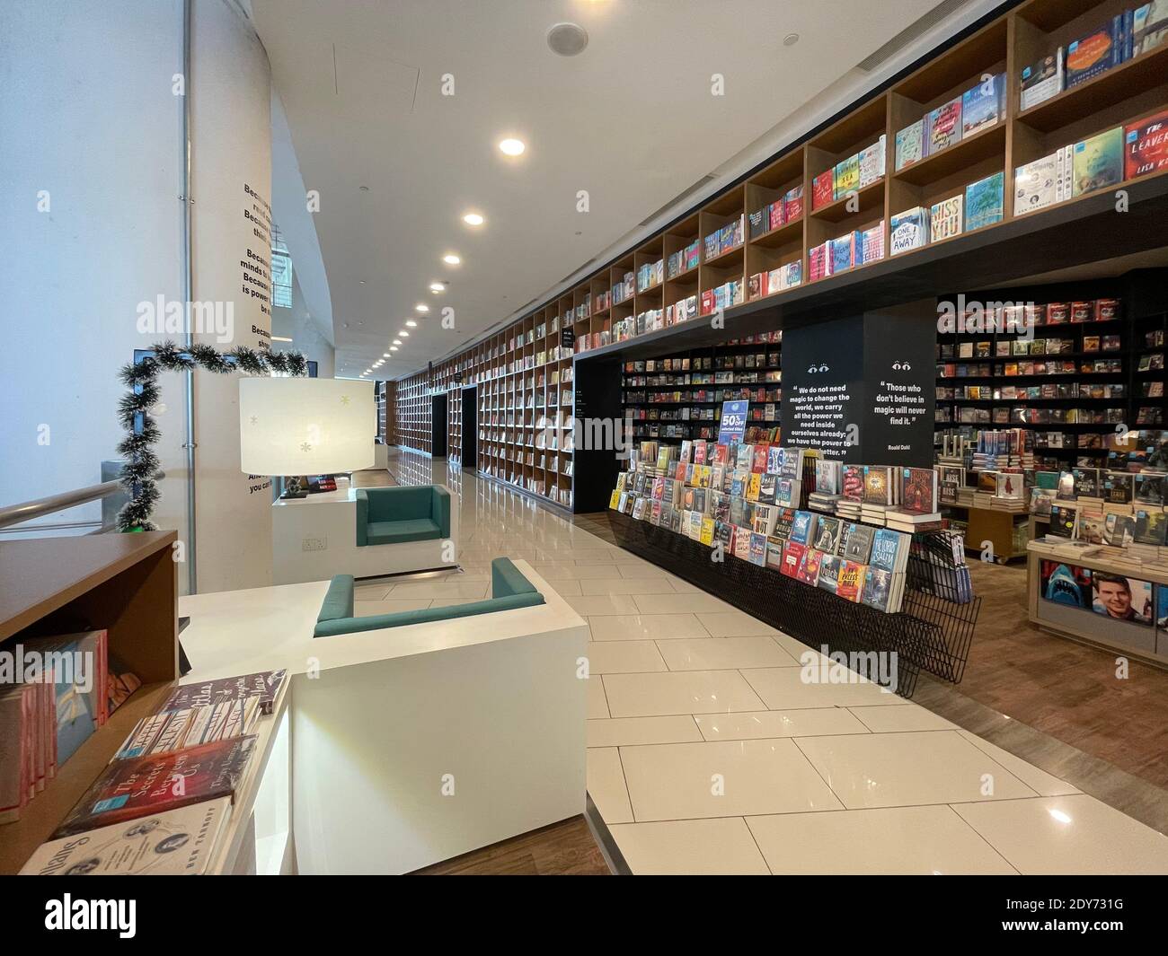 Reihen von verschiedenen bunten Büchern liegen auf den Regalen in Die moderne städtische Buchhandlung Stockfoto