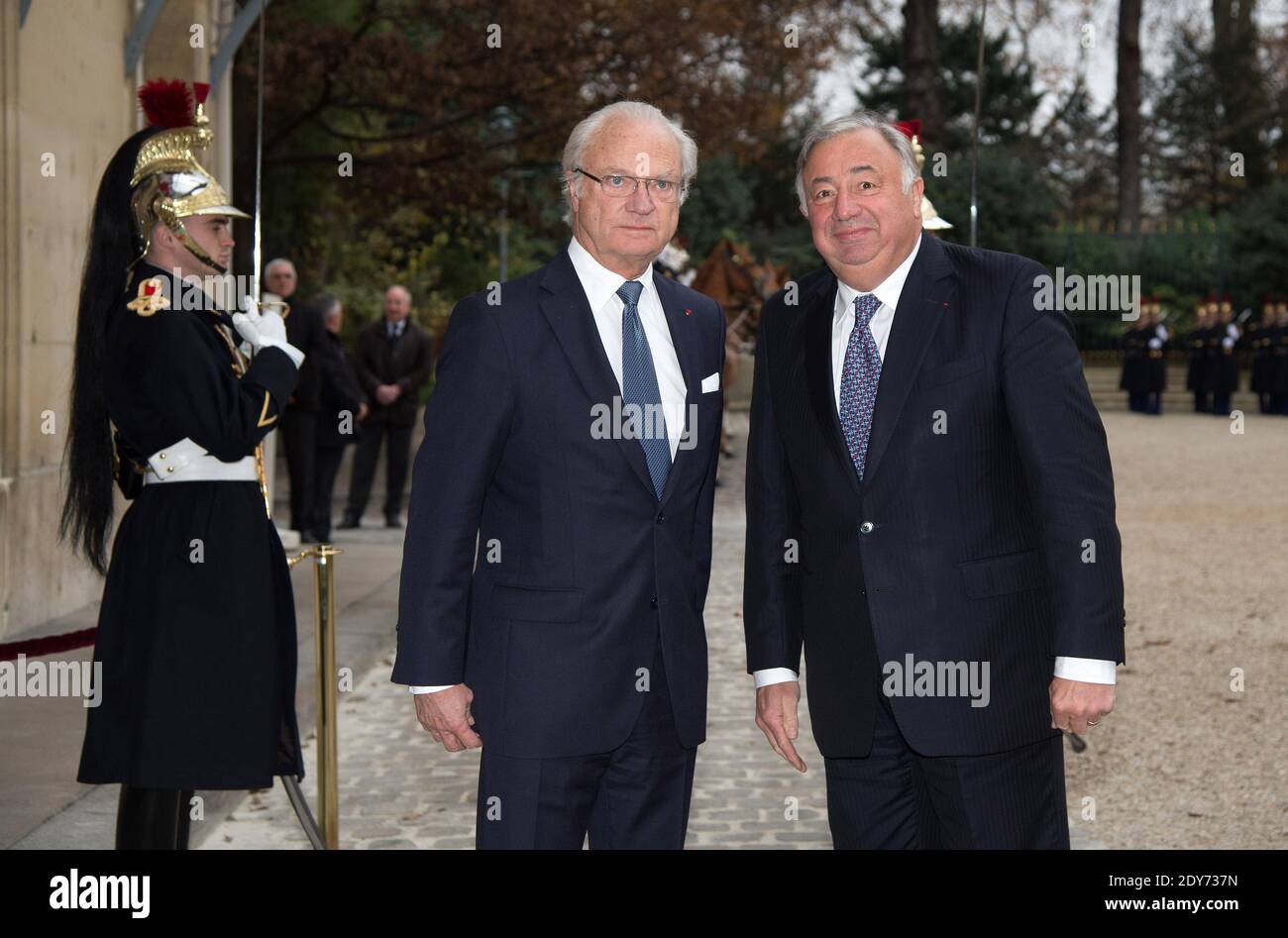 König Carl XVI Gustaf von Schweden wird im Rahmen des dreitägigen Staatsbesuchs des schwedischen Königspaares in Frankreich am 2. Dezember 2014 vom französischen Senatspräsidenten Gerard Larcher im Senat begrüßt. Foto Pool von Niviere/Villard/ABACAPRESS.COM Stockfoto