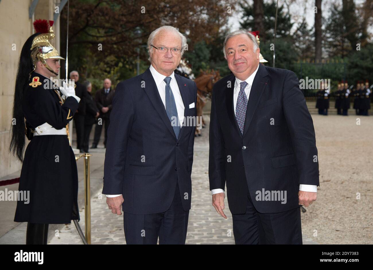 König Carl XVI Gustaf von Schweden wird im Rahmen des dreitägigen Staatsbesuchs des schwedischen Königspaares in Frankreich am 2. Dezember 2014 vom französischen Senatspräsidenten Gerard Larcher im Senat begrüßt. Foto Pool von Niviere/Villard/ABACAPRESS.COM Stockfoto