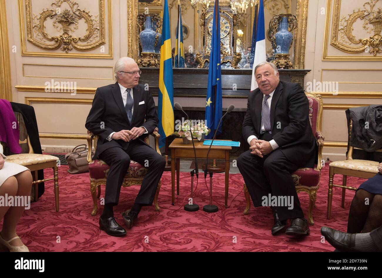 König Carl XVI Gustaf von Schweden wird im Rahmen des dreitägigen Staatsbesuchs des schwedischen Königspaares in Frankreich am 2. Dezember 2014 vom französischen Senatspräsidenten Gerard Larcher im Senat begrüßt. Foto Pool von Niviere/Villard/ABACAPRESS.COM Stockfoto