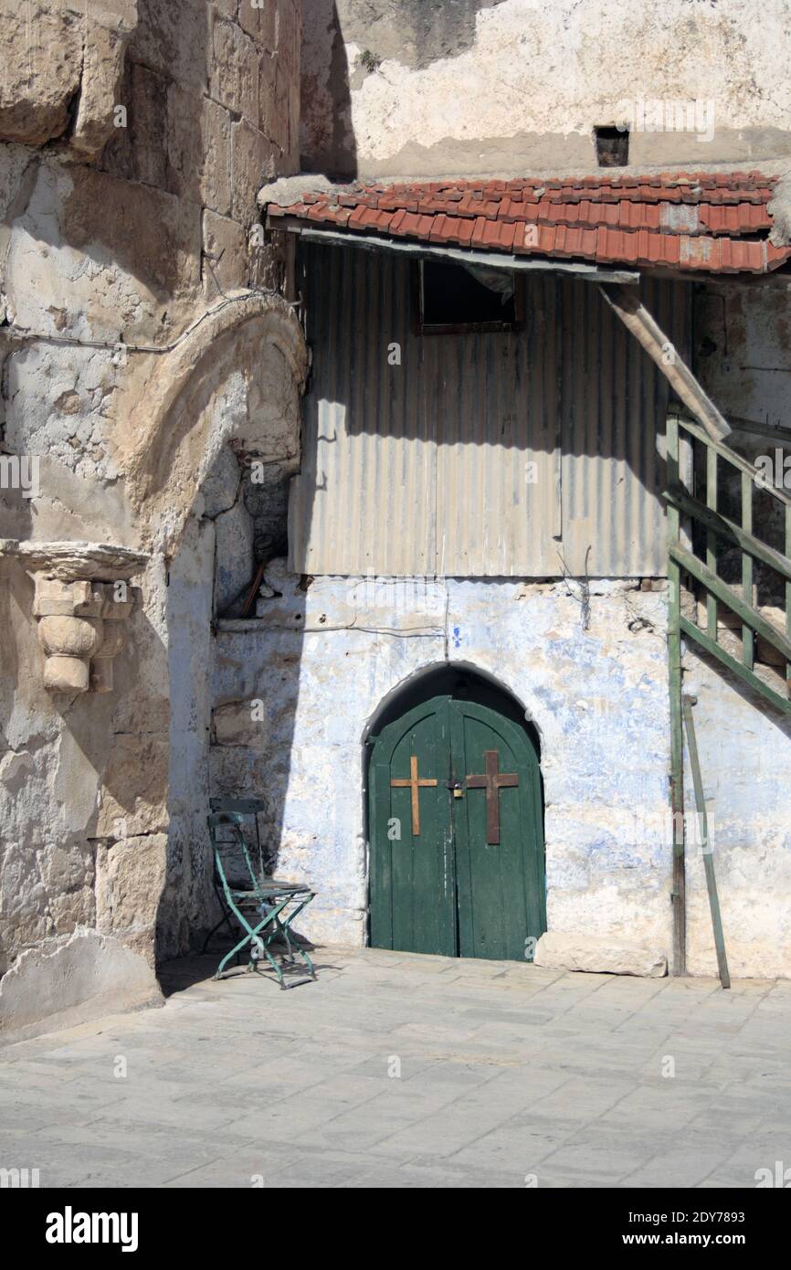 Geschlossene doppelte grüne Tür in der christlichen Altstadt Jerusalem Bezirk. Palästina, Israel Stockfoto